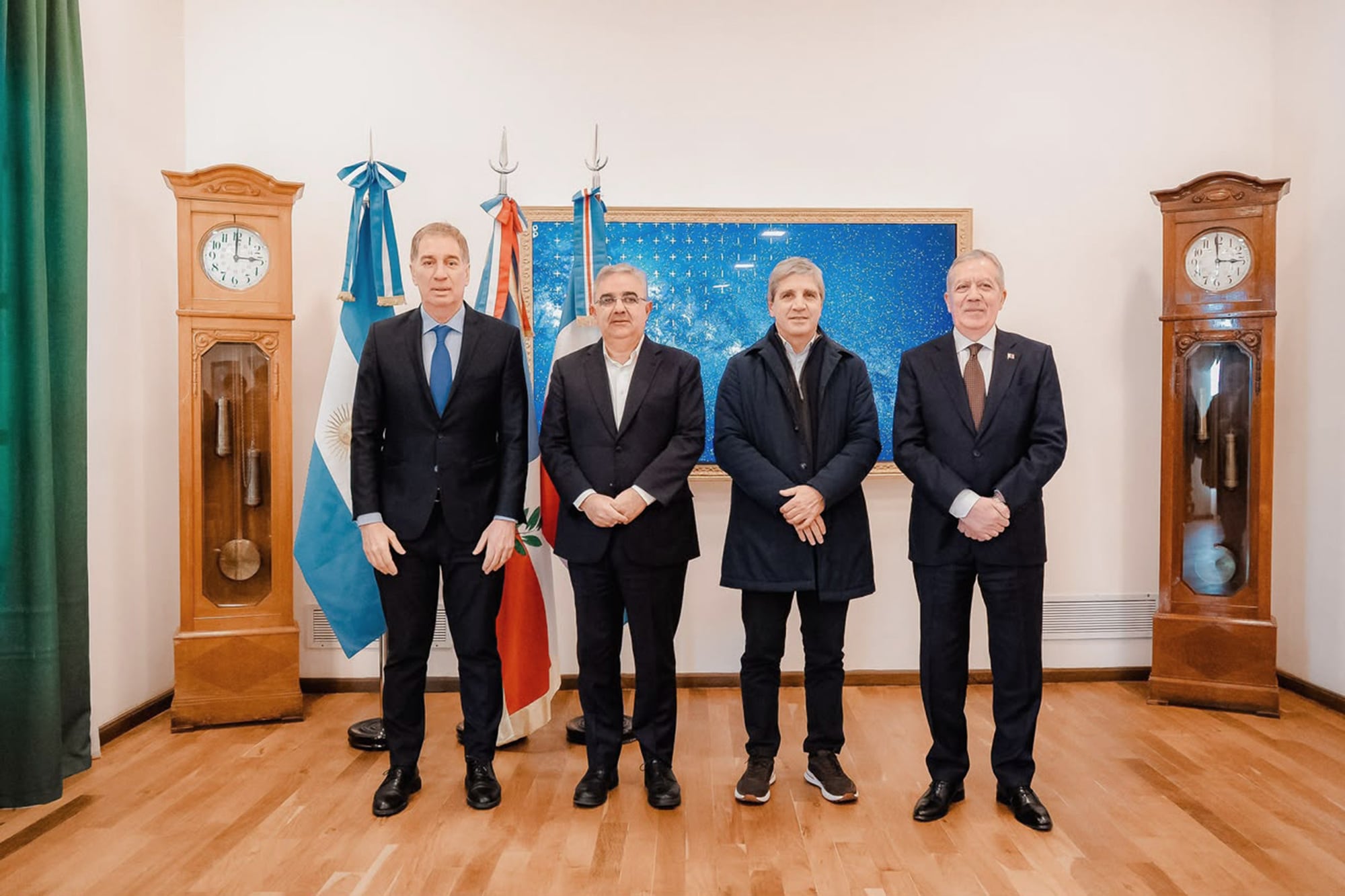 El jefe de Gabinete, Diego Santilli, y el ministro de Economía, Luis Caputo, se reunieron en Catamarca con el gobernador local, Raúl Jalil, y su par de Santiago del Estero, Elías Suárez, para avanzar en la puesta en marcha la Red de Acueductos y Plantas Potabilizadoras Albigasta