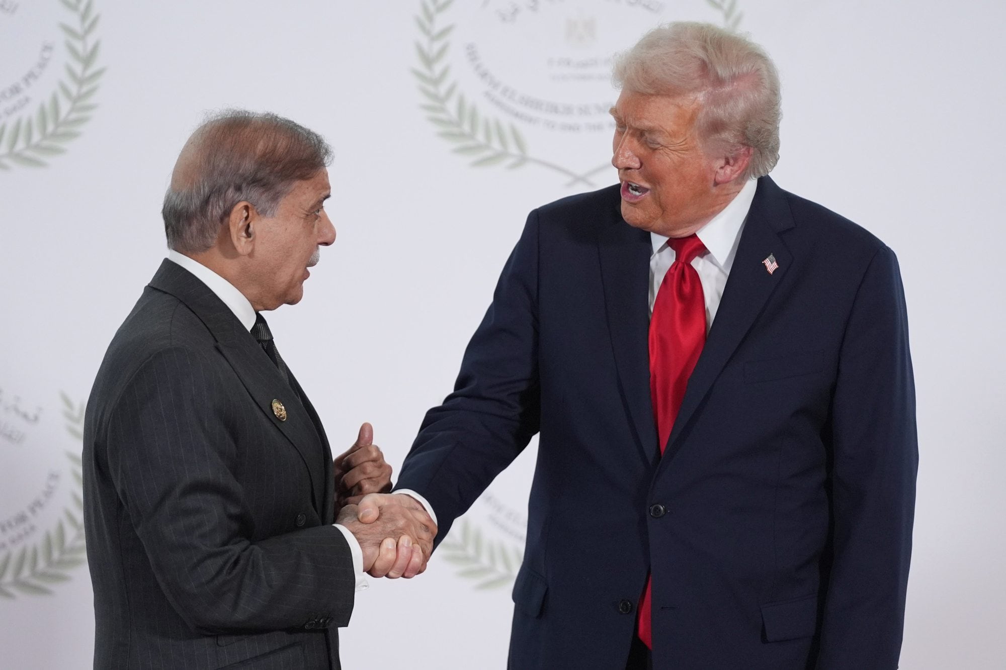 El presidente Donald Trump saluda al primer ministro paquistaní Shehbaz Sharif (AP Photo/Evan Vucci, Pool)