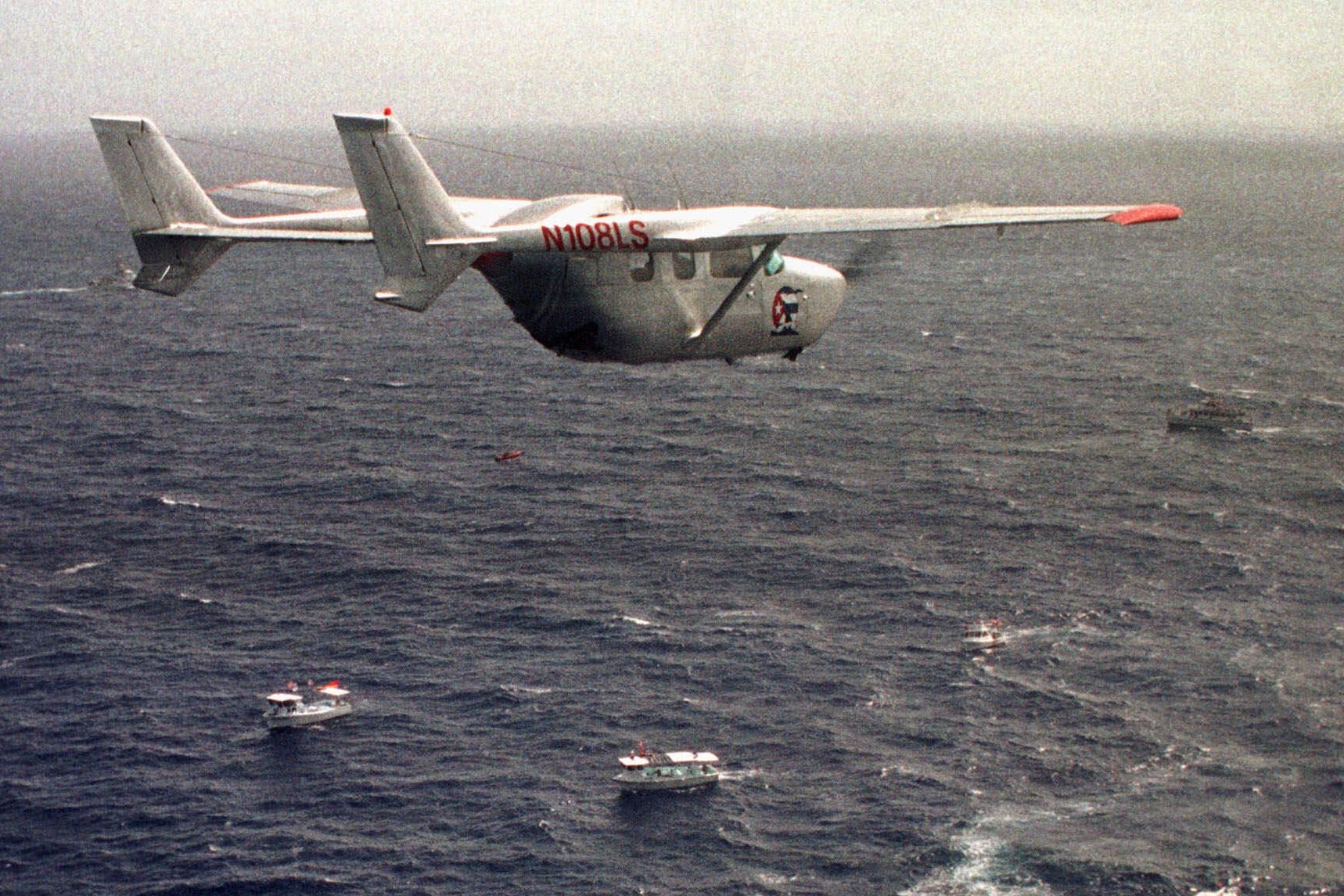 Un avión de Hermanos al Rescate vuela en el límite de 12 millas al norte de La Habana