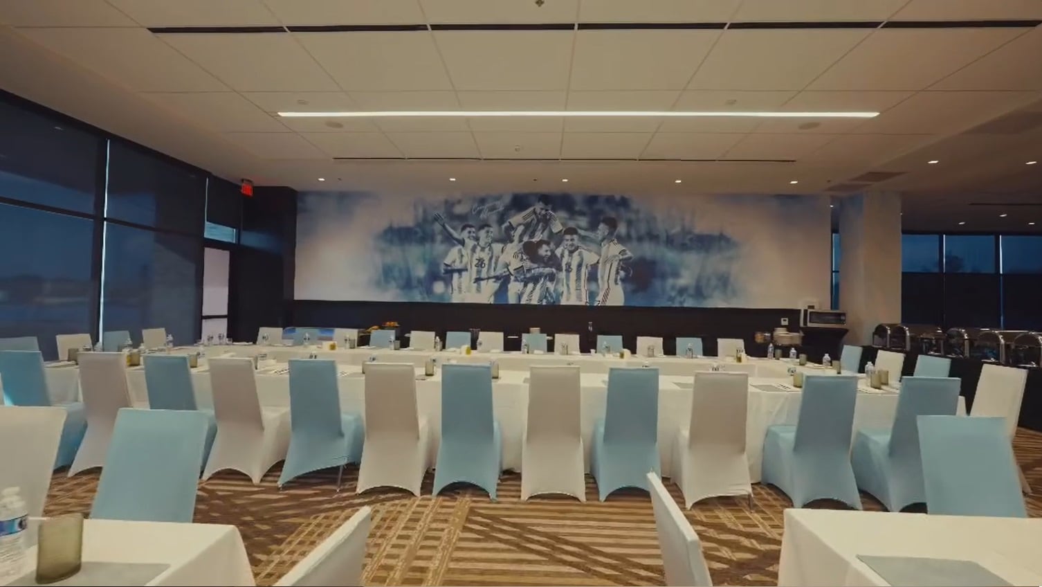 El comedor de la concentración, ambientado con una marcada estética argentina.