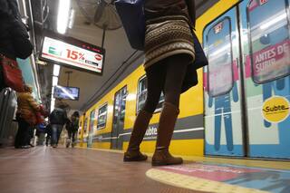 Día del Libro: regalarán ejemplares de Ocampo, Sacheri y otros en el subte