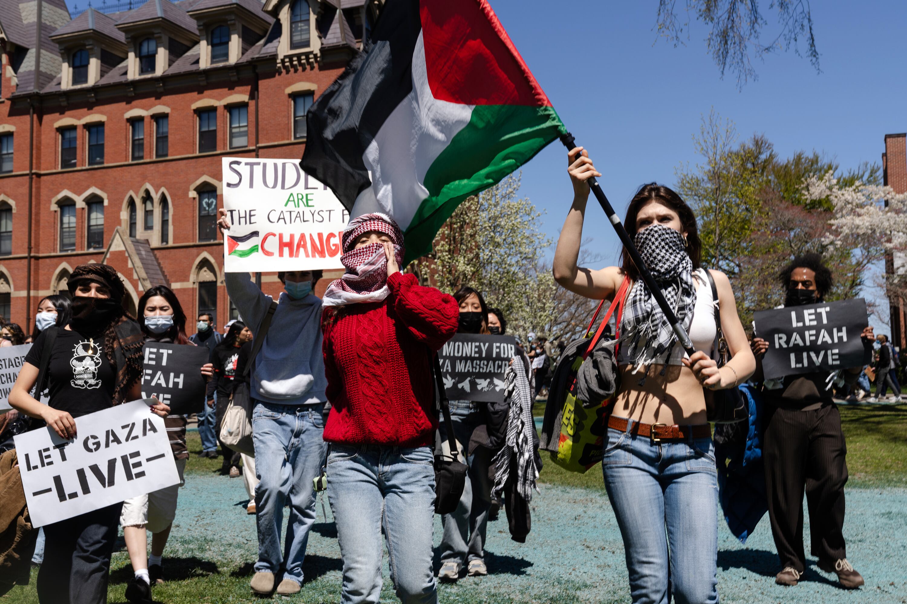 La crisis en los campus de EE.UU.: choque de visiones en la protesta en el campamento de una universidad en Washington