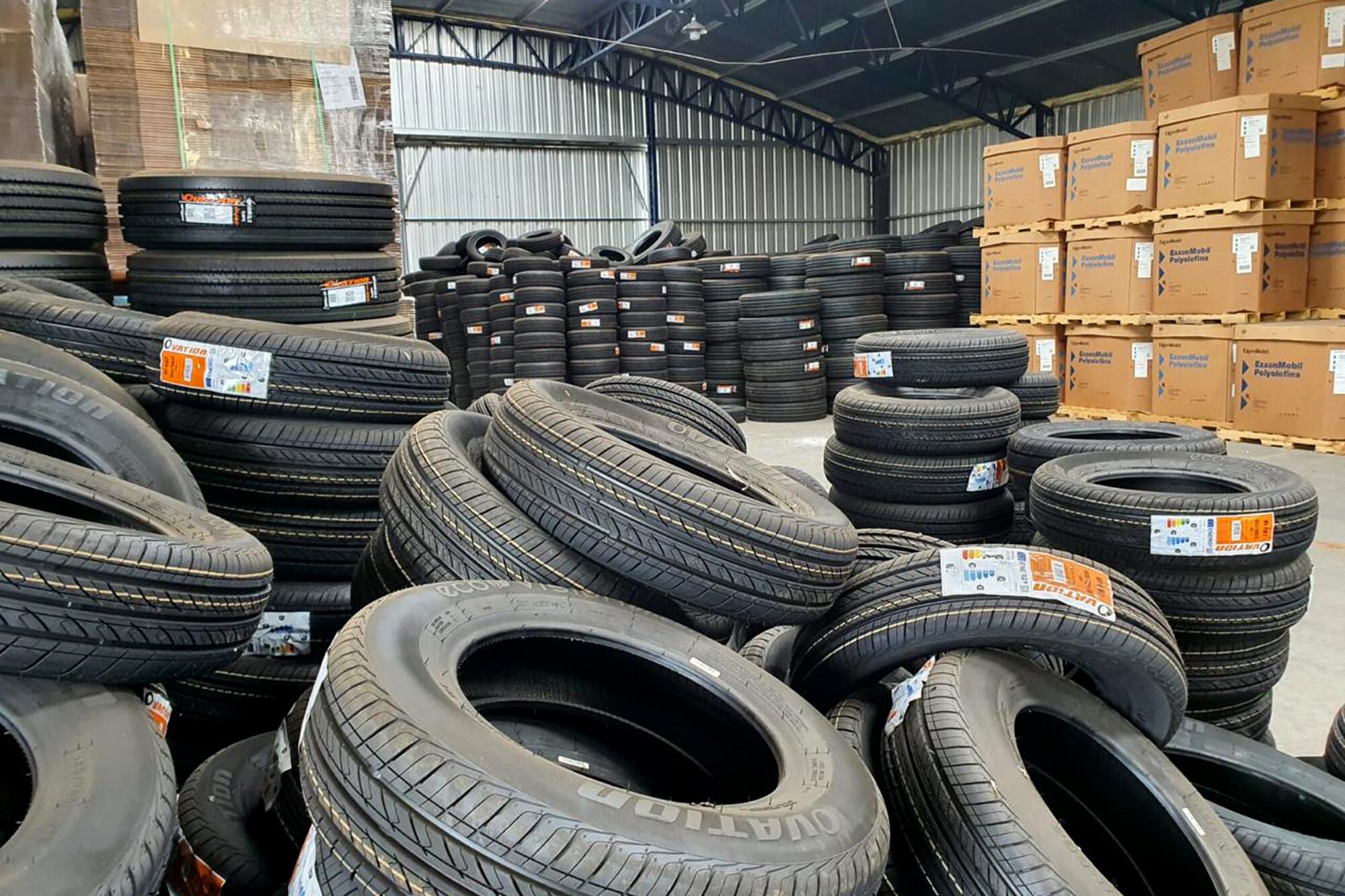 Desbaratan una red que vendía neumáticos de contrabando y secuestran más de 8500 ruedas