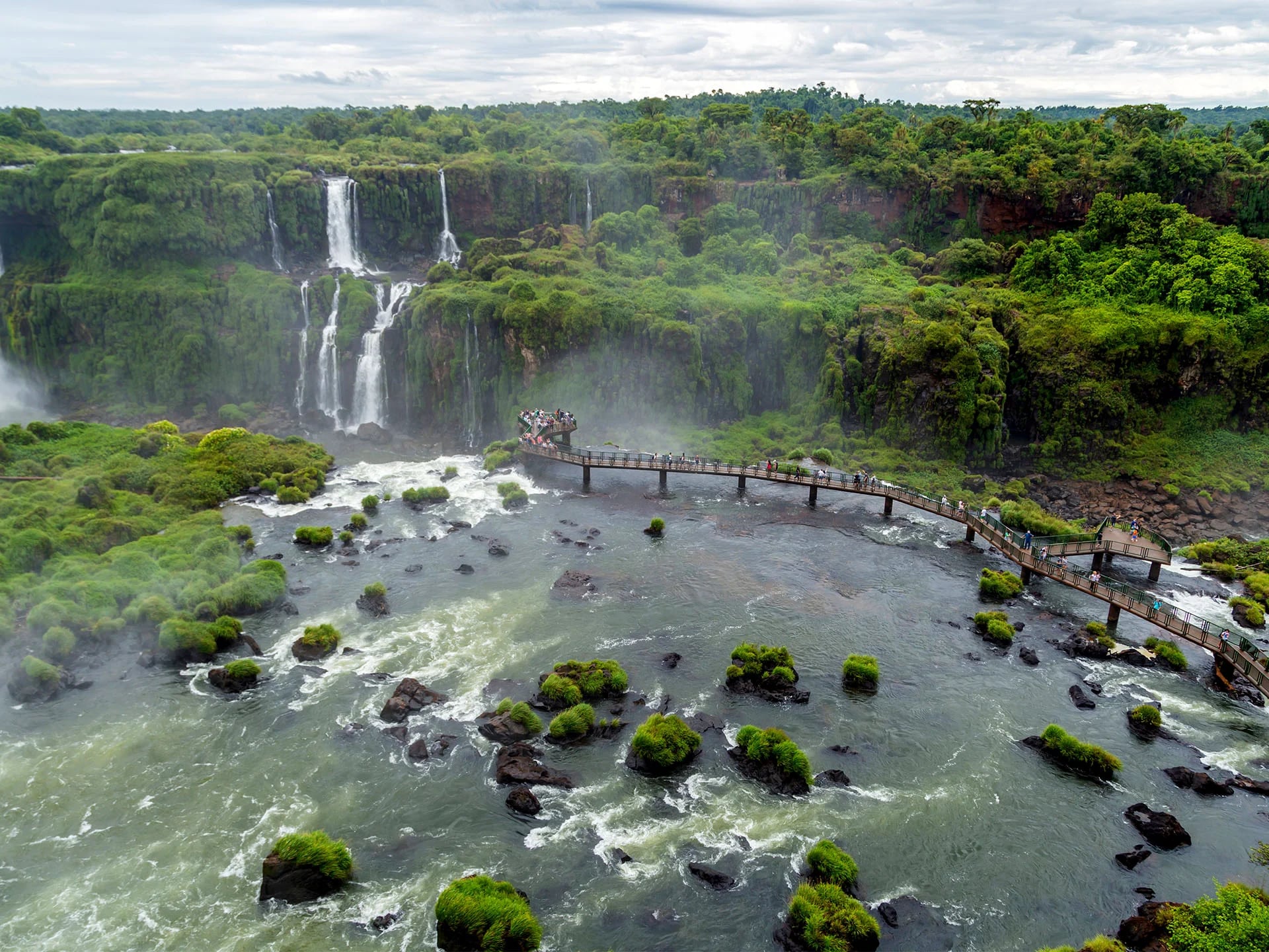 A raíz del infortunio, se desplegó un operativo de rescate en el que participaron efectivos del Cuerpo de Bomberos, personal de la empresa y trabajadores del Parque Nacional do Iguaçu