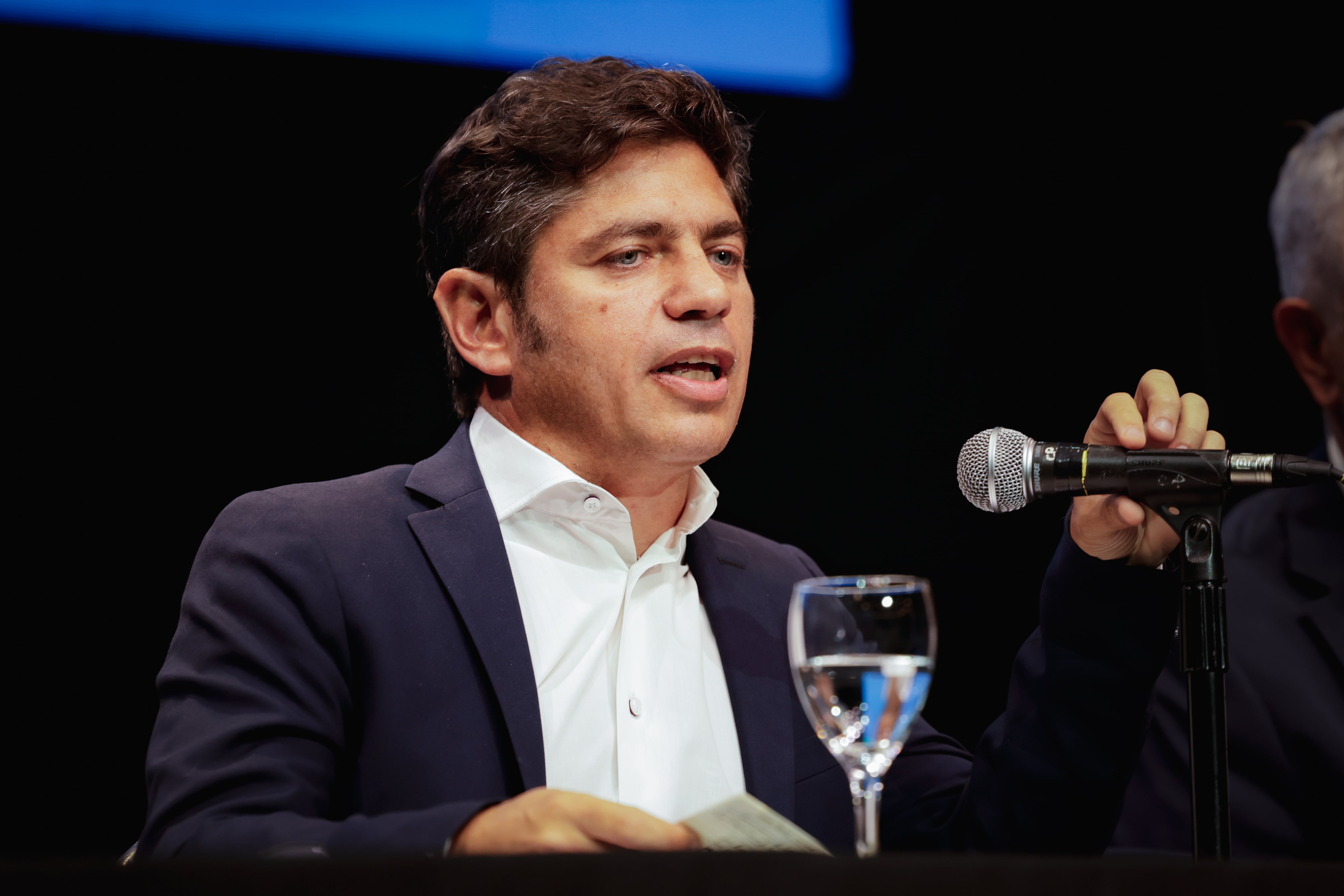 Kicillof había dicho que a pesar de usar el mameluco de YPF, Javier Milei no defiende a esa empresa