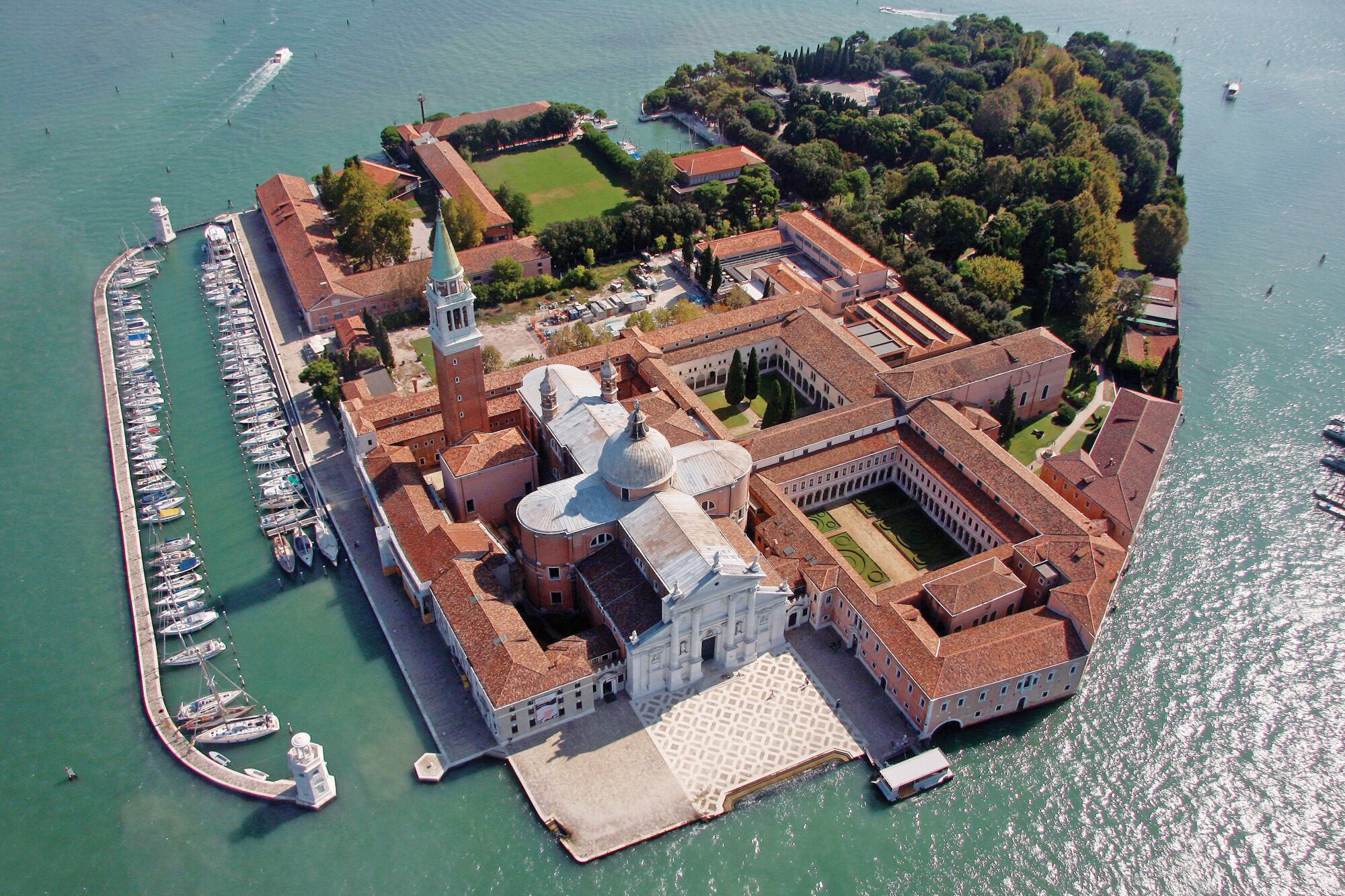 Vista aérea de la isla
italiana de San Giorgio Maggiore, Venecia, un spot perfecto para preservar la intimidad
de la ceremonia.