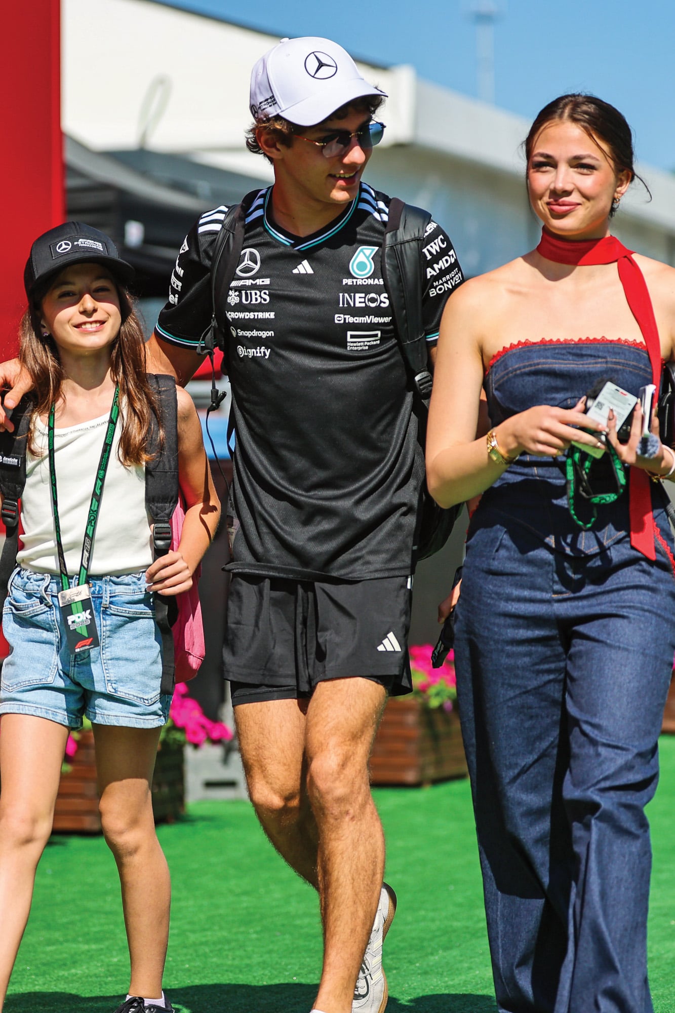 Un recuerdo de 2025, caminando en el paddock con su hermana Maggie, y su novia Eliska, durante el Gran Prix de España