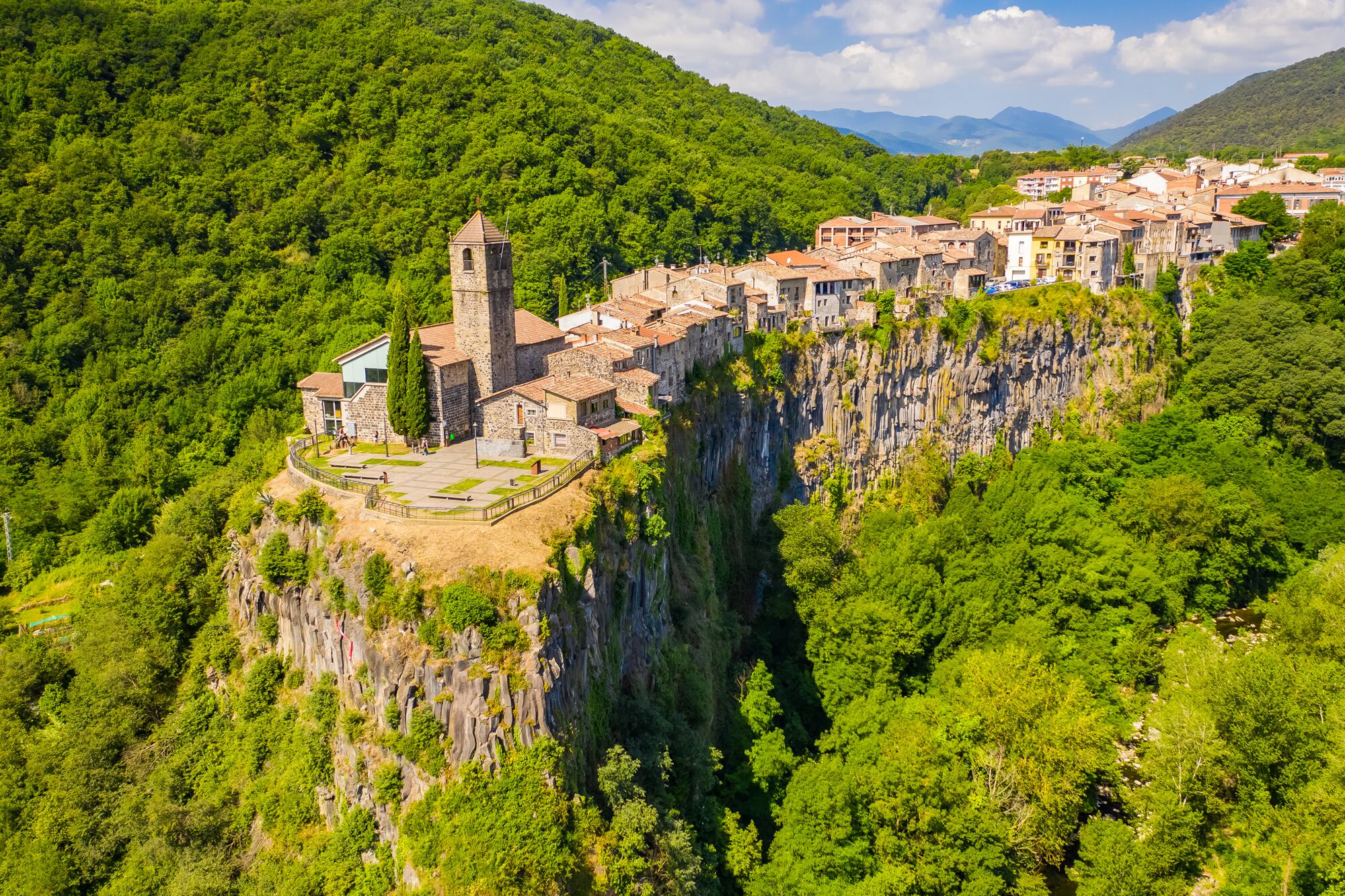 Castellfollit de la Roca (Gerona). La pequeña villa medieval española enclavada en un precipicio de 50 m de altura.