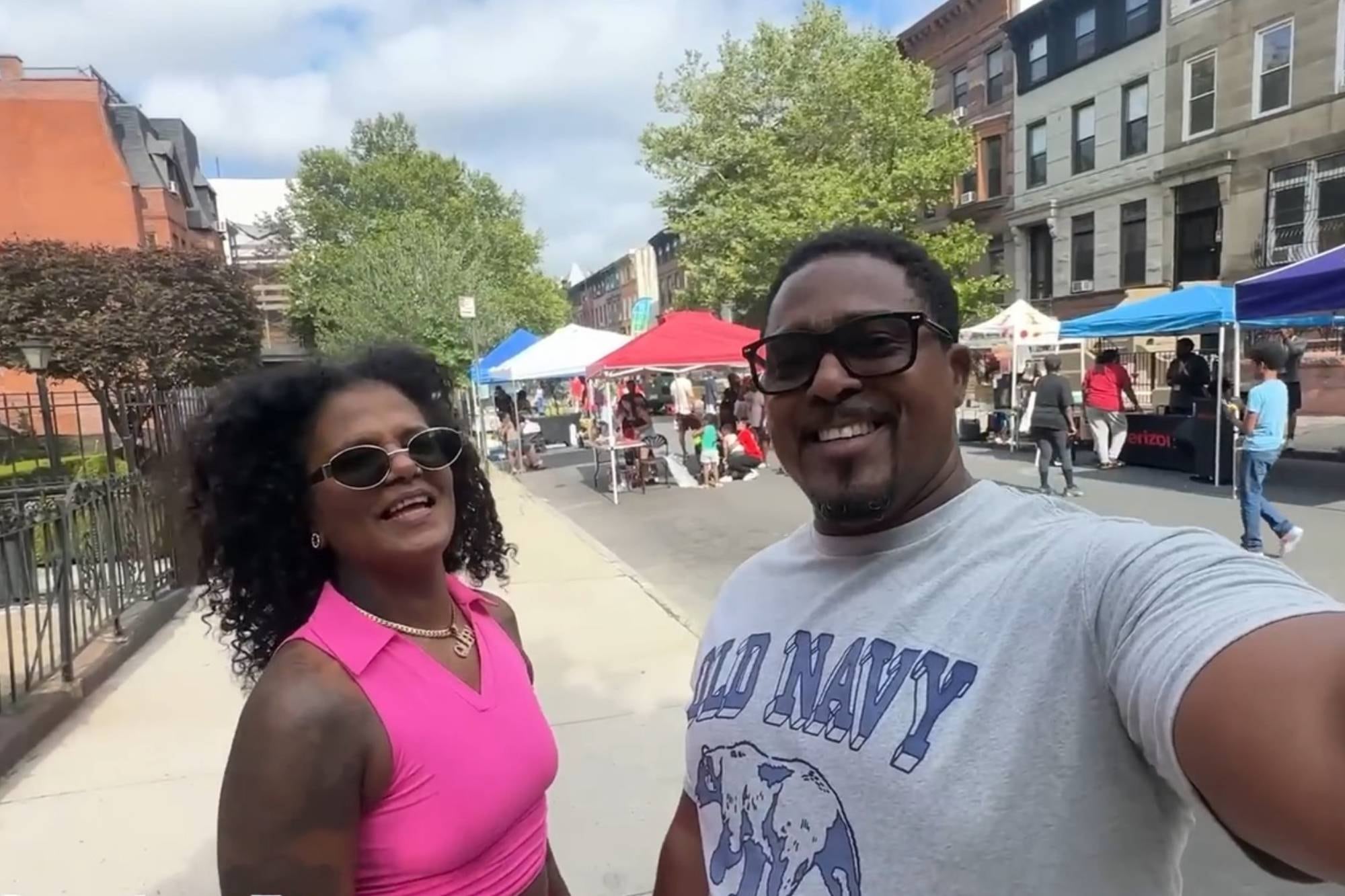Mientras Times Square atrae a visitantes durante todo el año, el verdadero espíritu festivo del verano en Nueva York se vive en las calles de Brooklyn, donde comunidades dominicanas organizan las llamadas