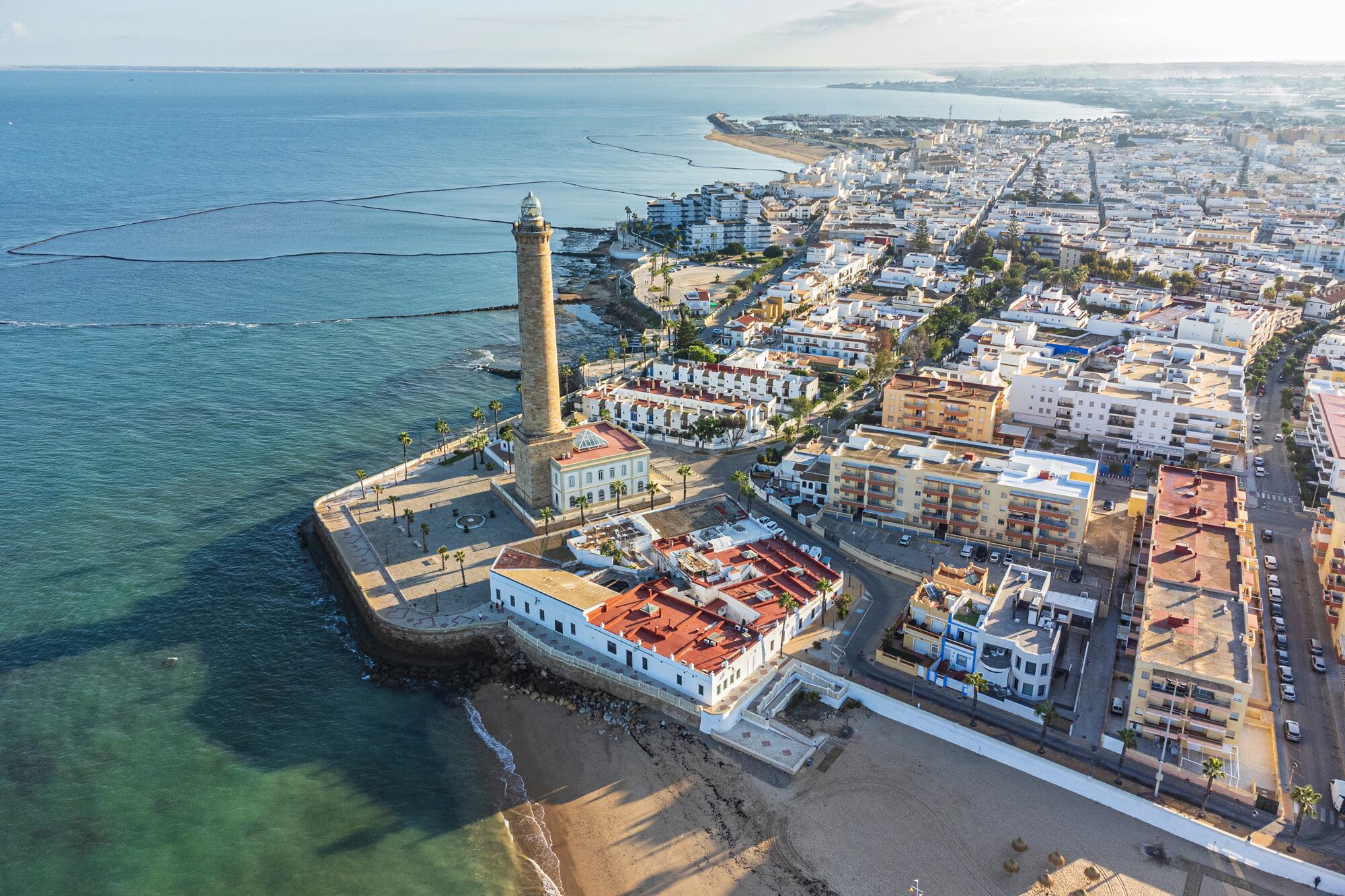 Toma aérea desde el mar de Chipiona, una localidad costera de la provincia de Cádiz, en Andalucía, España
