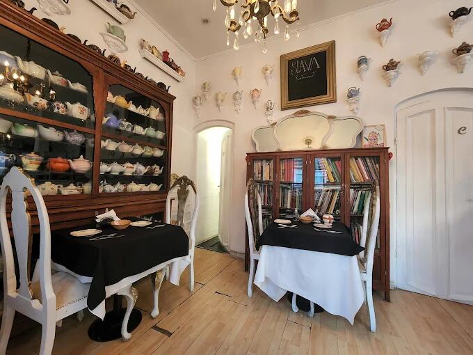 La decoración del lugar llama la atención de todos los visitantes que buscan tomarse fotos con su delicada vajilla