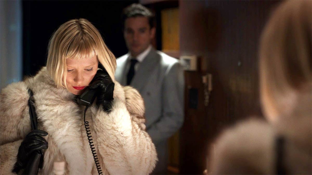En Piercing (2018), una de sus últimas películas en Estados Unidos, junto a Christopher Abbot