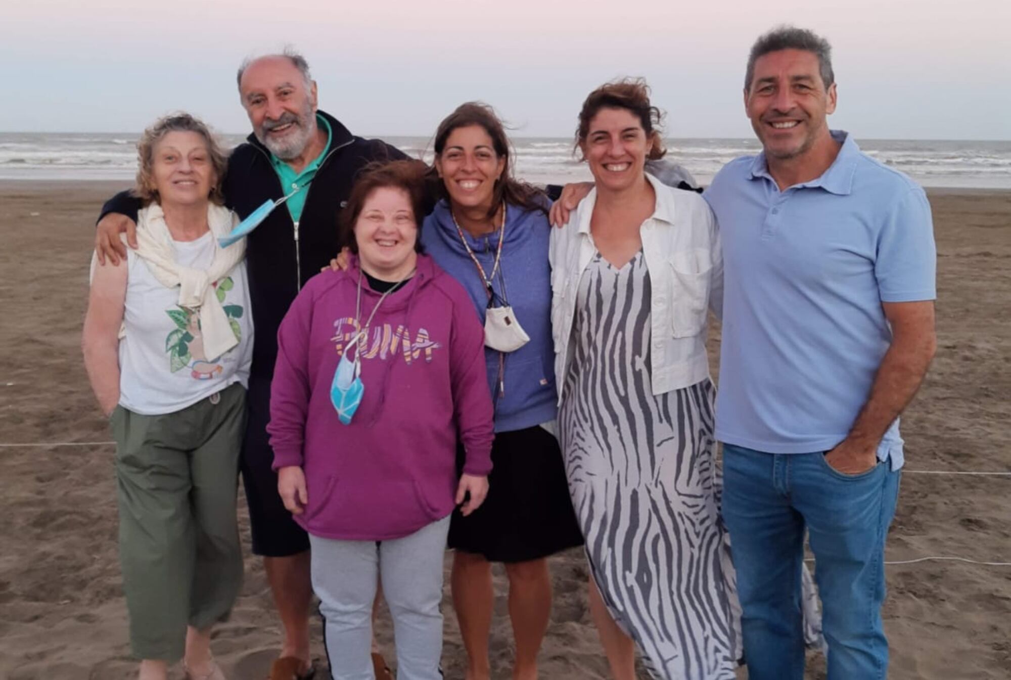 Compartíamos risas, chistes, bromas, comida rica, anécdotas de la semana. Como hermana era todo dulzura, era suave y pausada. Estar con ella te hacía frenar mil cambios porque hablaba más lento y le dábamos el tiempo para que se exprese”, se emociona Déborah.