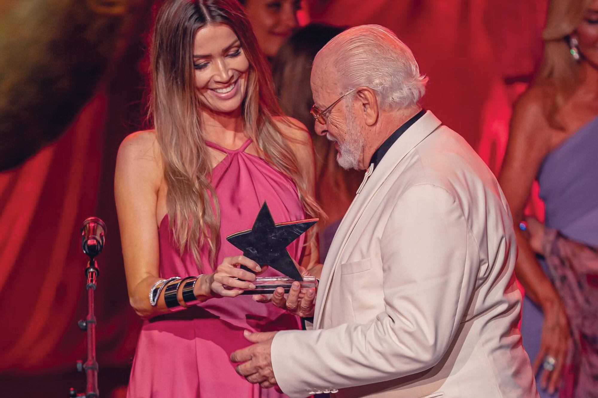 Kimpel fue la encargada de entregar el Premio Trayectoria a Pedro Rodríguez por su labor en la Fundación Sierra Blanca, que lleva adelante un modelo de filantropía ejemplar en Marbella