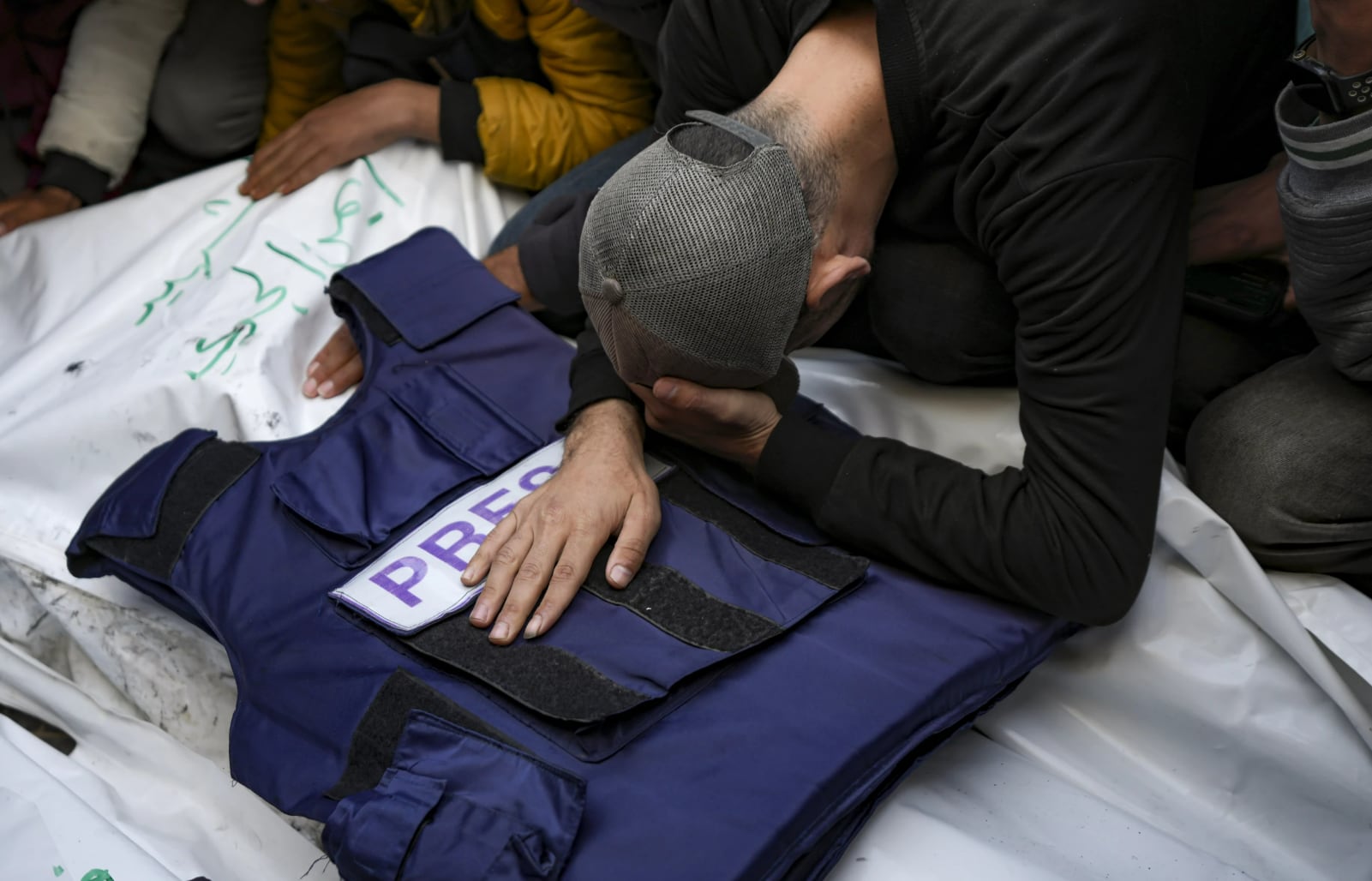 Un familiar llora el cuerpo de uno de los cinco periodistas palestinos asesinados en la Franja de Gaza