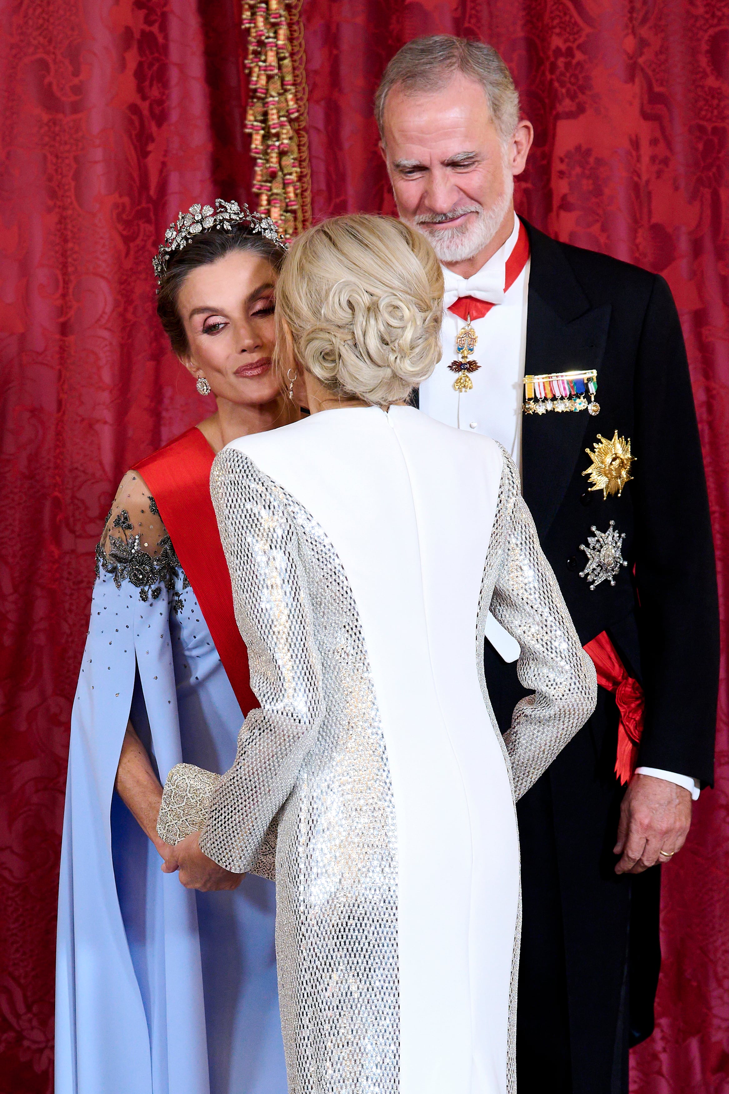 Letizia y Madame Macron optaron por peinados recogidos