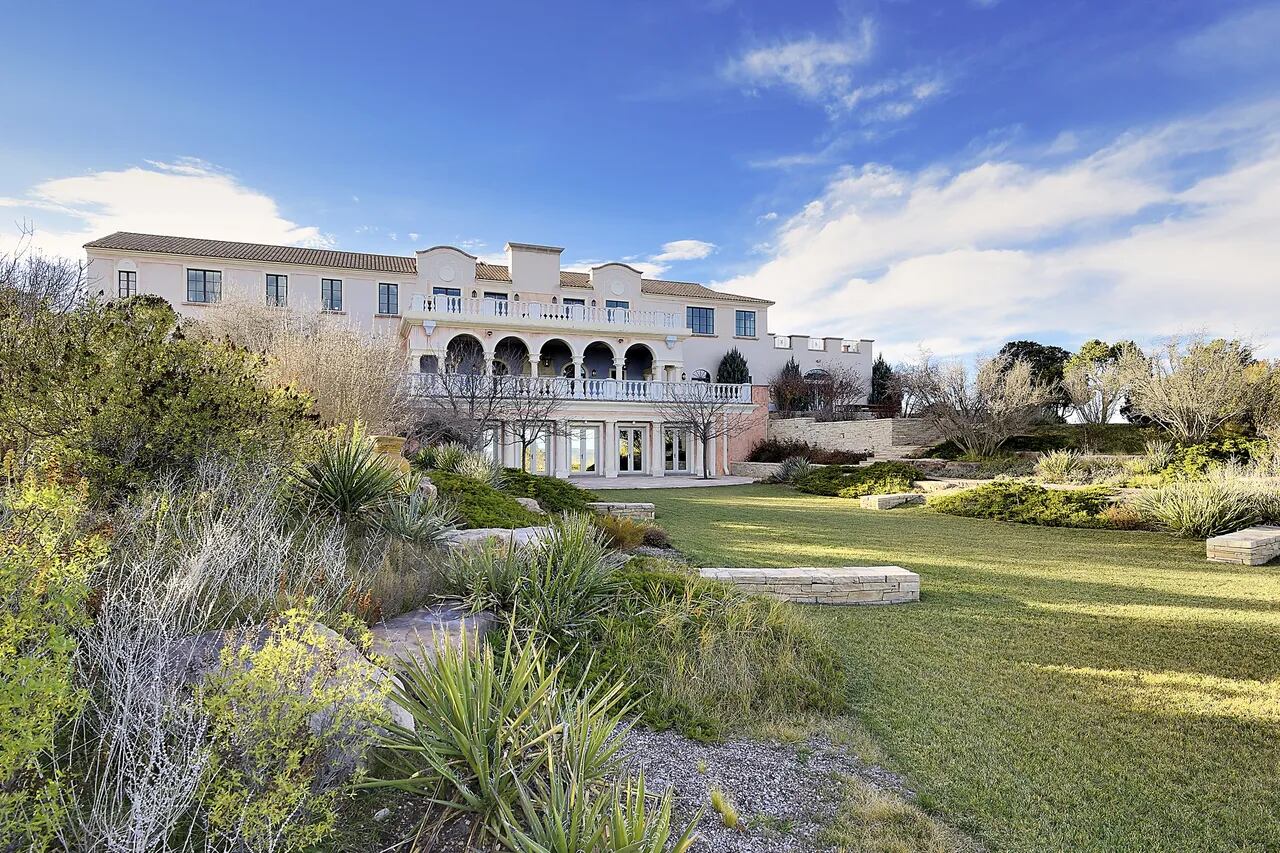 Vista trasera de la mansión principal de Zorro Ranch, la propiedad de Jeffrey Epstein en el estado de Texas (foto: realtor.com)
