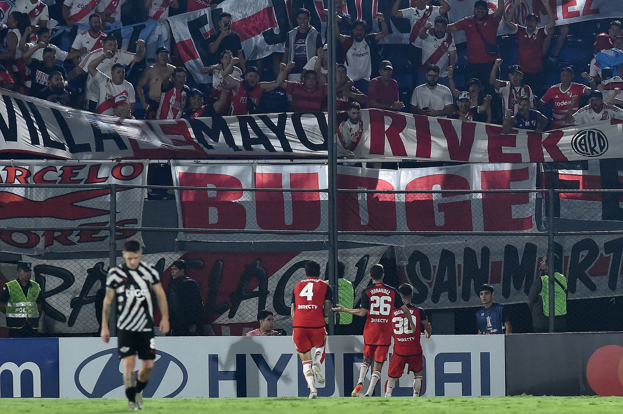 El festejo de Mastantuono de cara a la cabecera que ocupan los hinchas de River