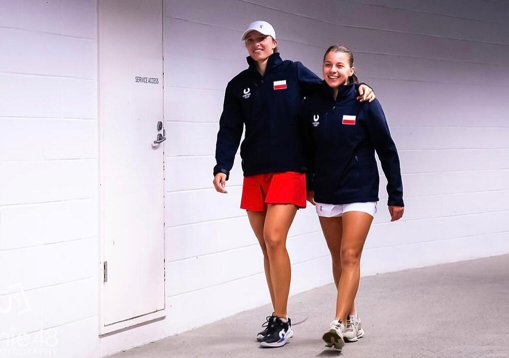 Las polacas Iga Swiatek y Maja Chwalinska, casi de la misma edad, con un vínculo de junior que luego se fue distanciando en el aspecto deportivo