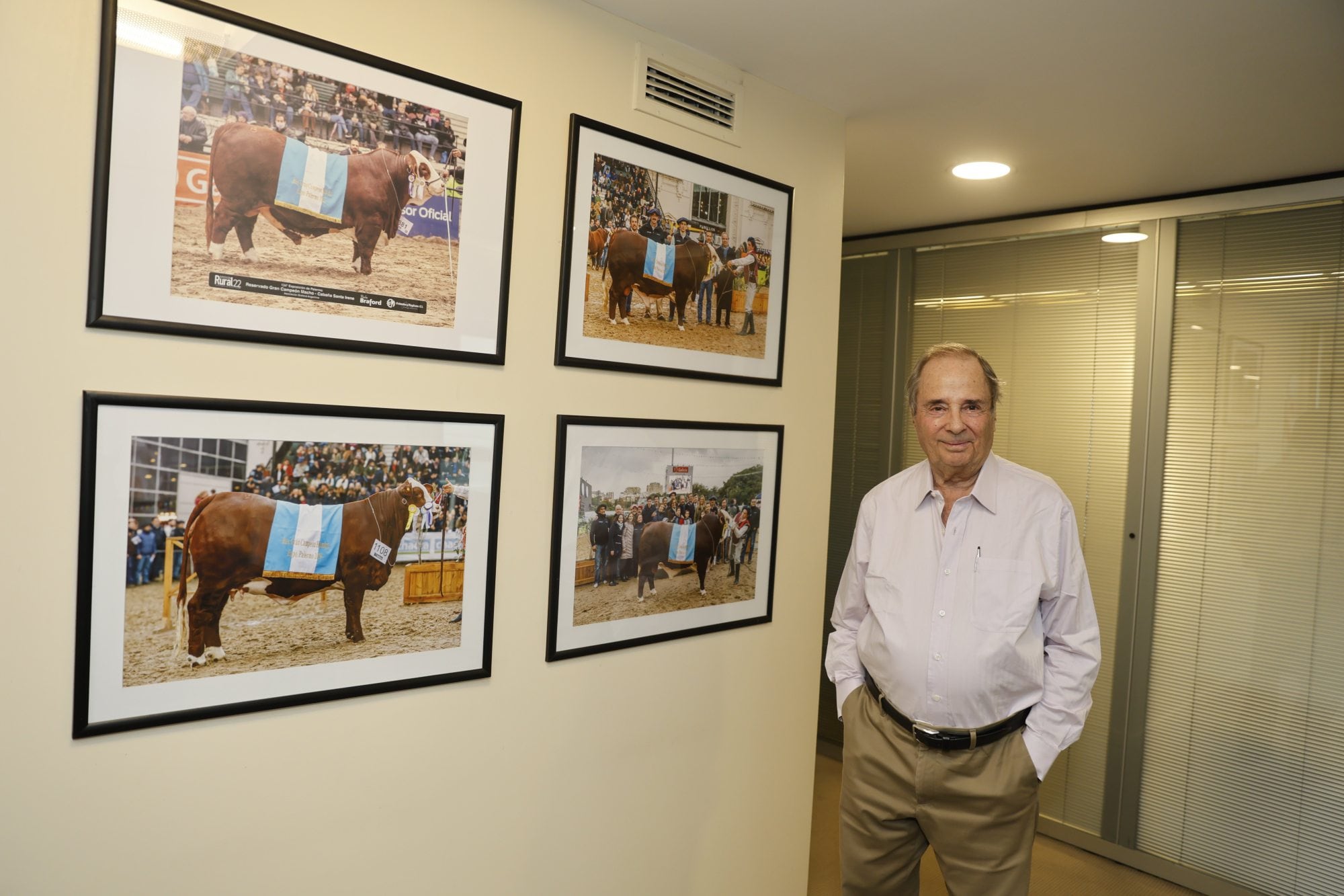 En su oficina, a la que acude todas las mañanas