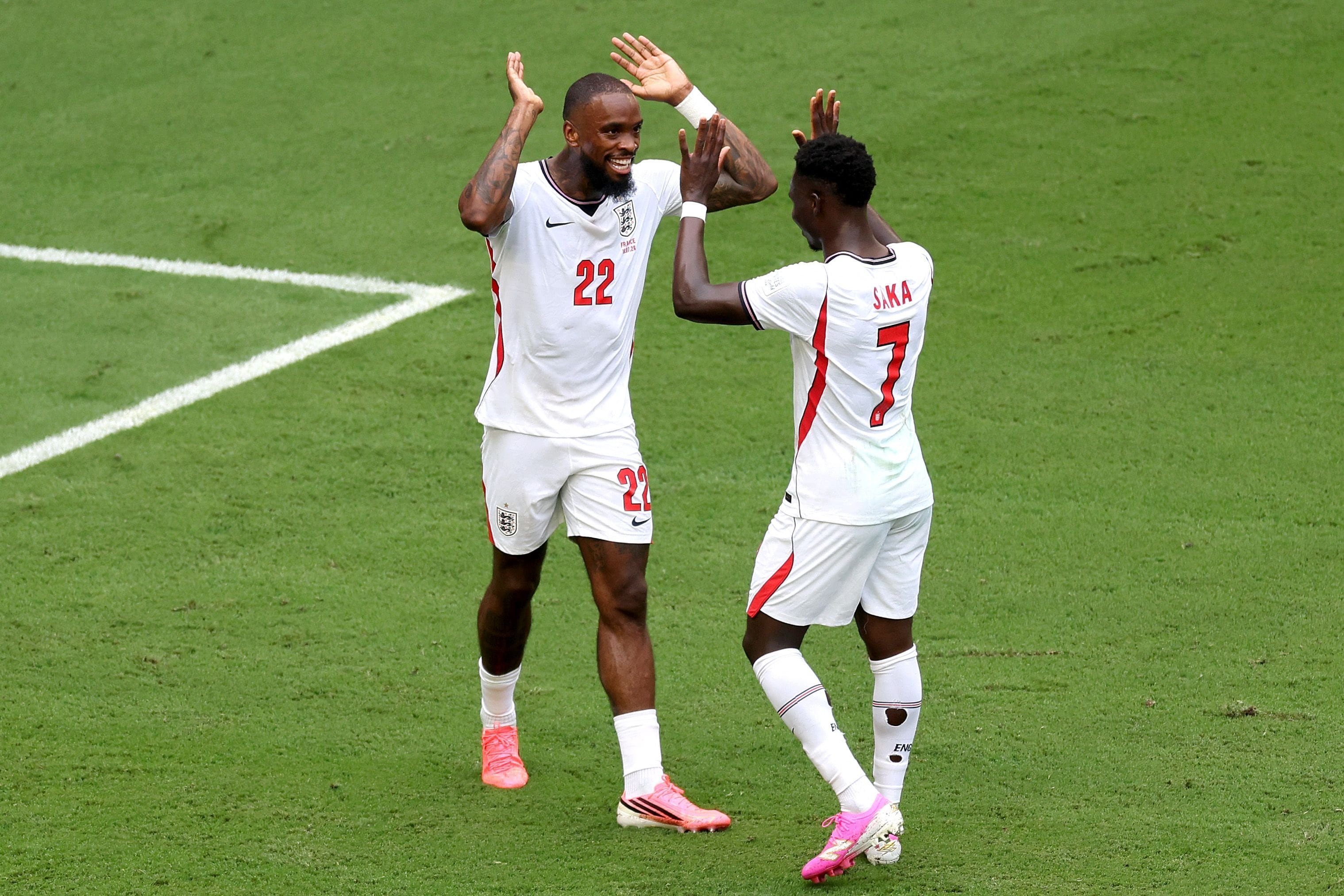 Bukayo Saka festeja con Ivan Toney luego de marcar ante Francia