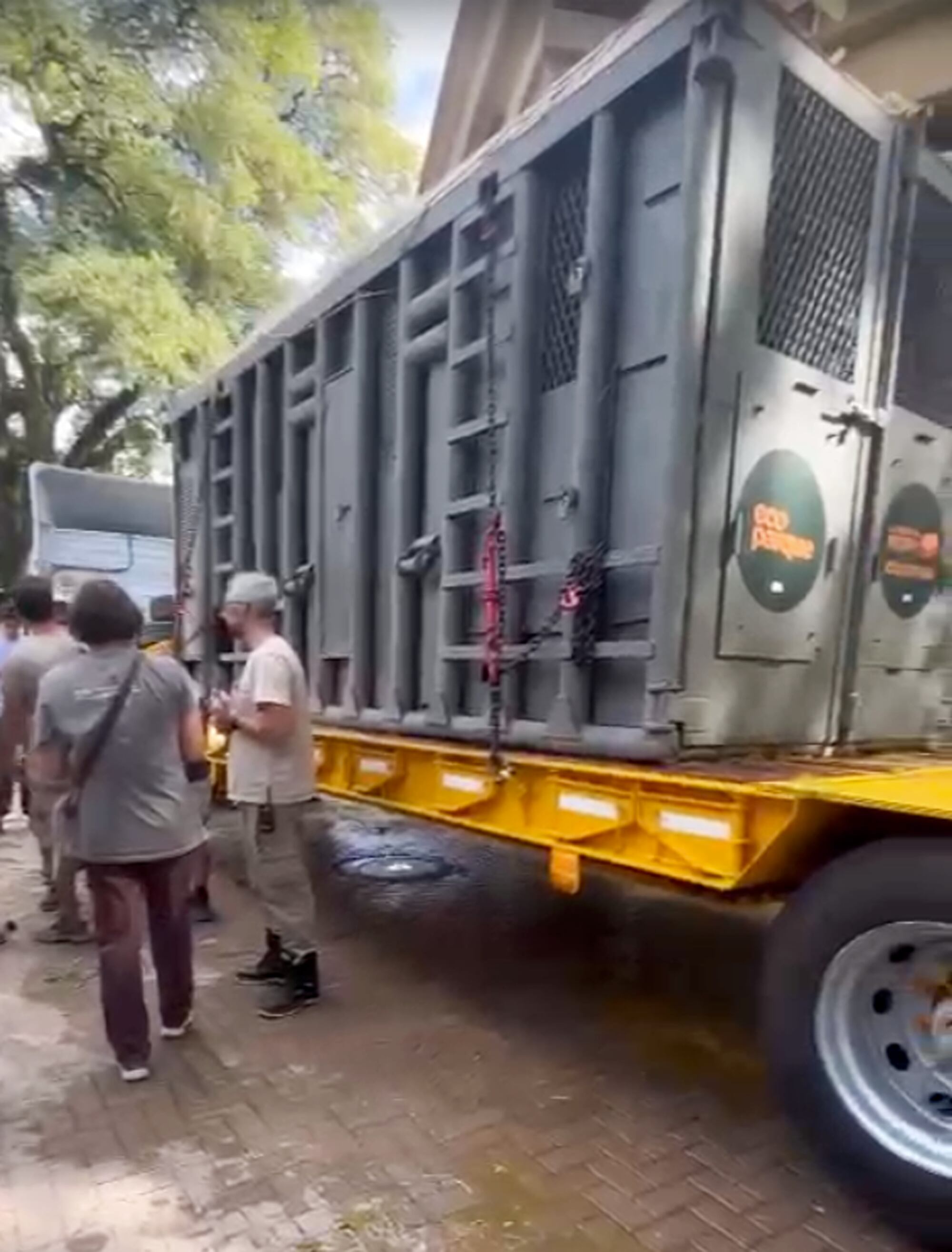 La caja sobre el camión que trasladará a Pupy al Mato Grosso