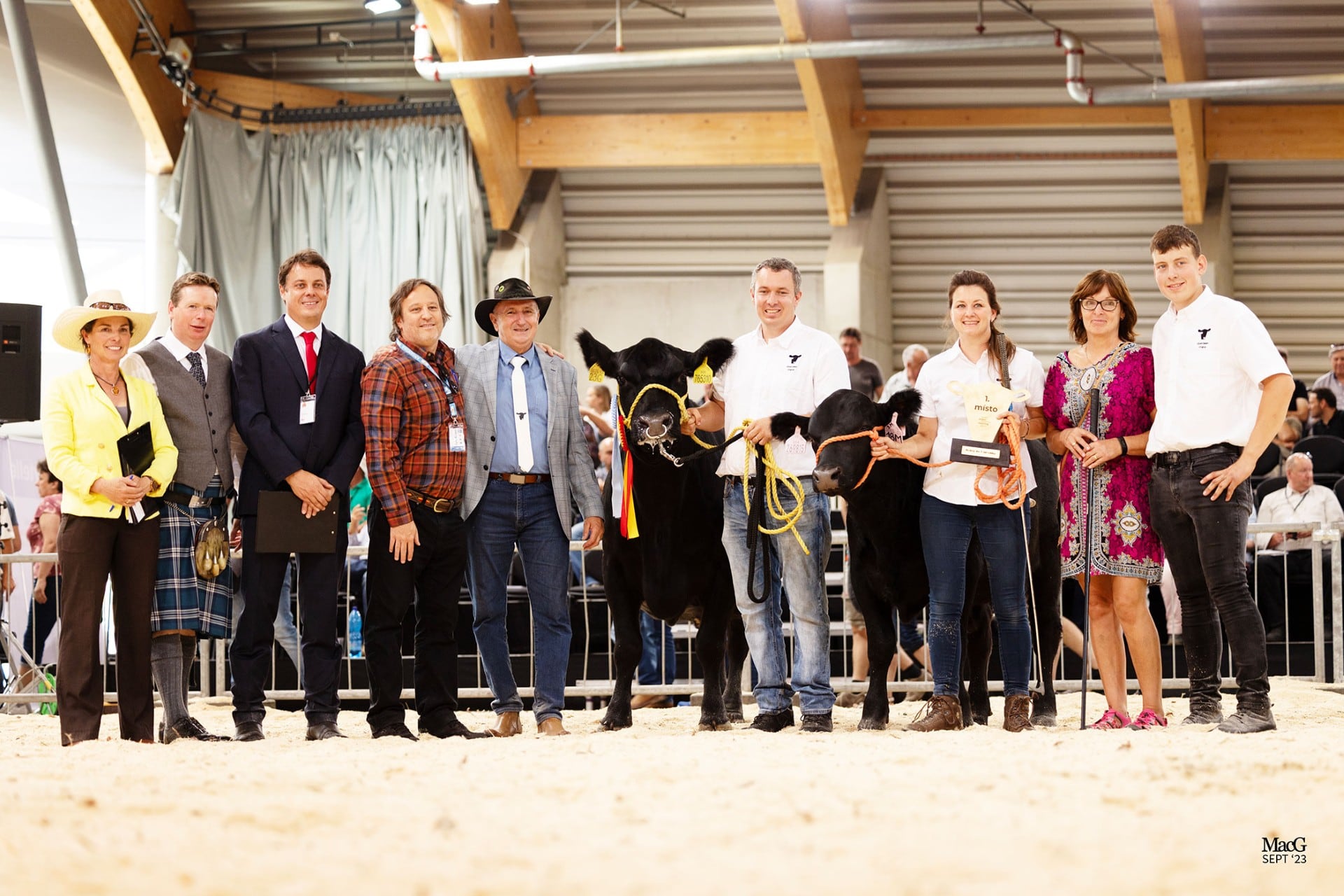 “Hoy, más de 75 años después, la historia, como siempre, se vuelve a repetir y ya estamos con genética argentina en España, esta vez sumamos otra raza, la Angus, líder mundial y con otro formato: con embriones congelados y semen”, dice