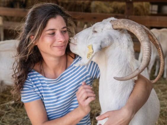 Elise de Rincquesen junto a una de sus cabras lecheras