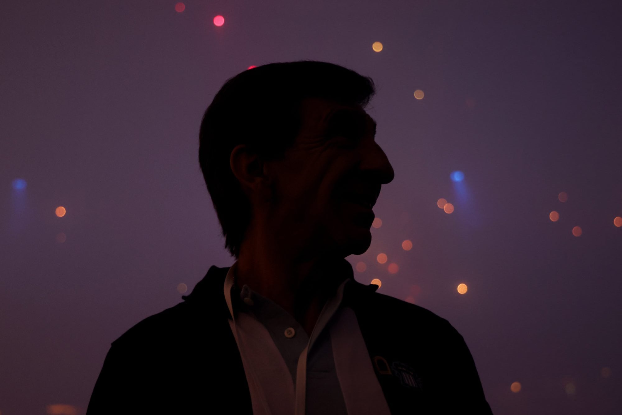 Gustavo Costas durante los fuego de artificio que lanzaron los hinchas de Racing antes del comienzo del partido: el director técnico agradeció a los simpatizantes y pidió