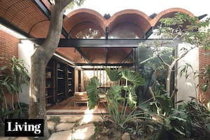 En esta genial casa de ladrillo, el patio interno va cambiando con filtros, puertas y persianas