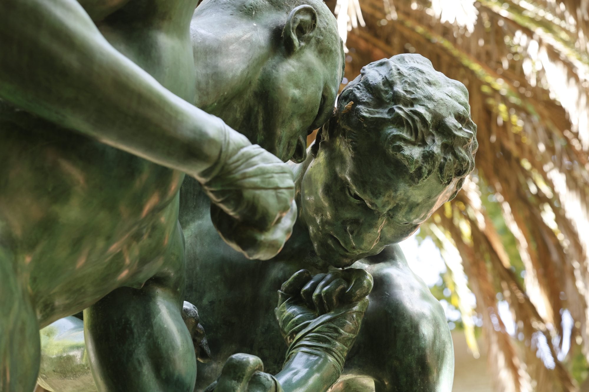 Los colosos de Yrurtia. A principios del siglo pasado, Rogelio Yrurtia esculpió a dos boxeadores enormes (hoy ubicados en el parque del Museo), considerados “malditos” ya que quien los encargó se arrepintió a último momento de comprarlos.