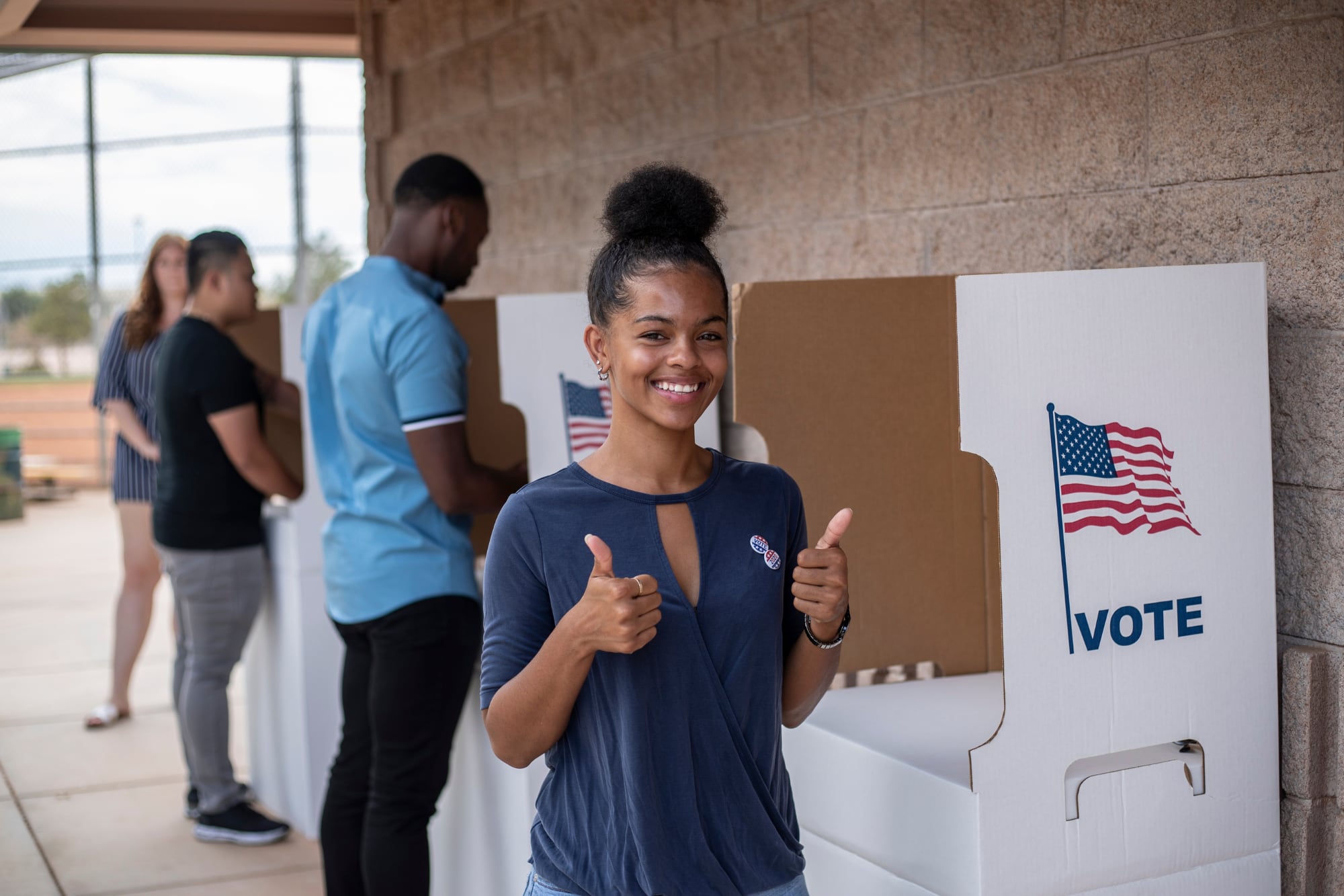 En lugar de la solicitud de boleta ausente común, los votantes militares en el extranjero deben completar el formulario Federal Post Card Application (FPCA)