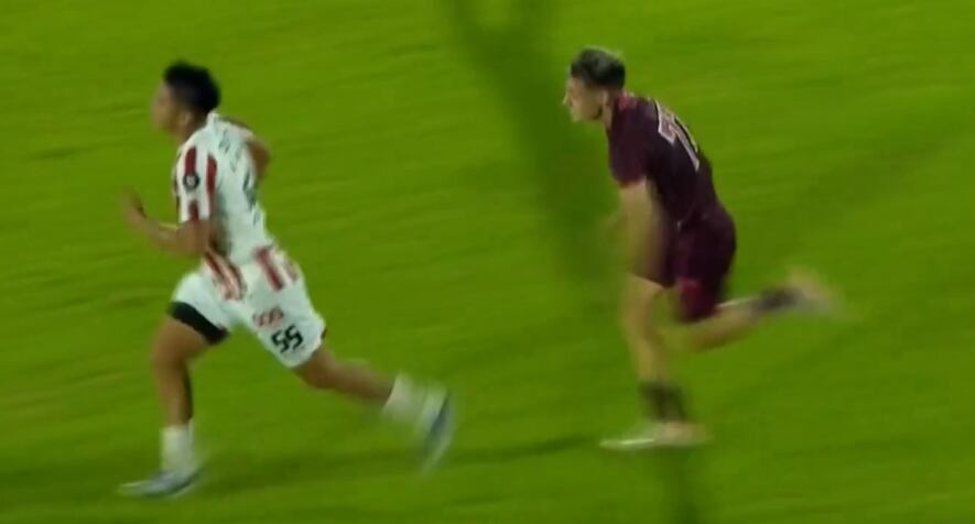 La violenta patada de un jugador de Lanús que le valió la expulsión ante Instituto