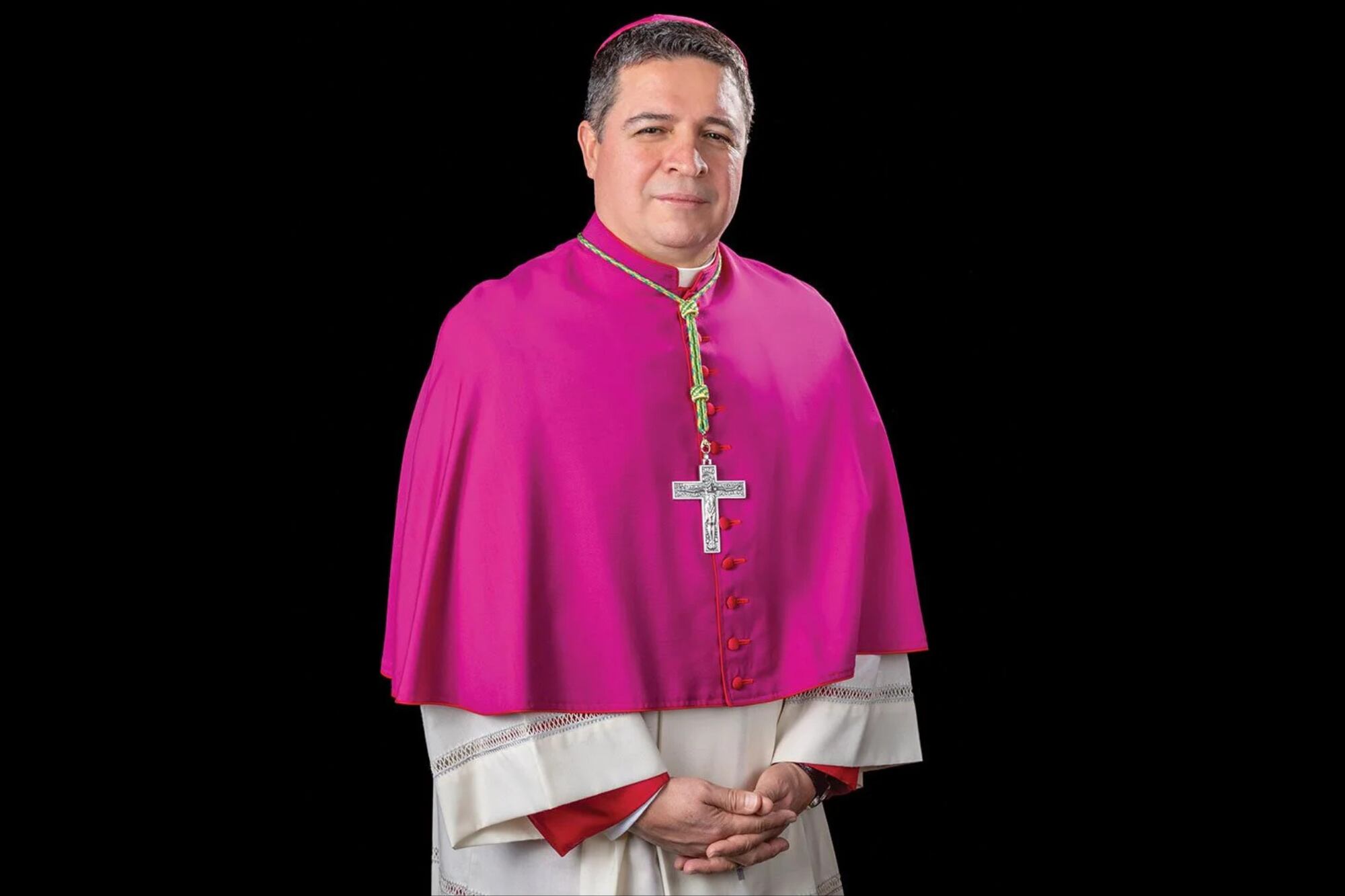 Entró oculto en un auto a EE.UU. y ahora desafía a Trump: la historia del obispo salvadoreño nombrado por el Papa