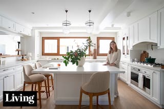 Una arquitecta nos cuenta cómo hizo de su cocina noventosa este espacio blanco y radiante