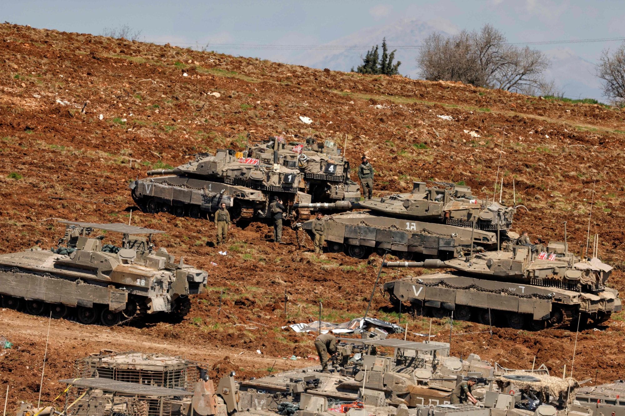 Tanques de combate principales y vehículos de combate de infantería israelíes se despliegan en una posición en la Alta Galilea, al norte de Israel, cerca de la frontera con Líbano, el 9 de marzo de 2026.