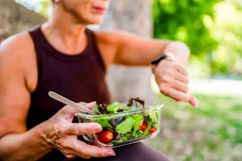 Especialista recomienda periodos breves de ayuno para favorecer la salud digestiva cotidiana