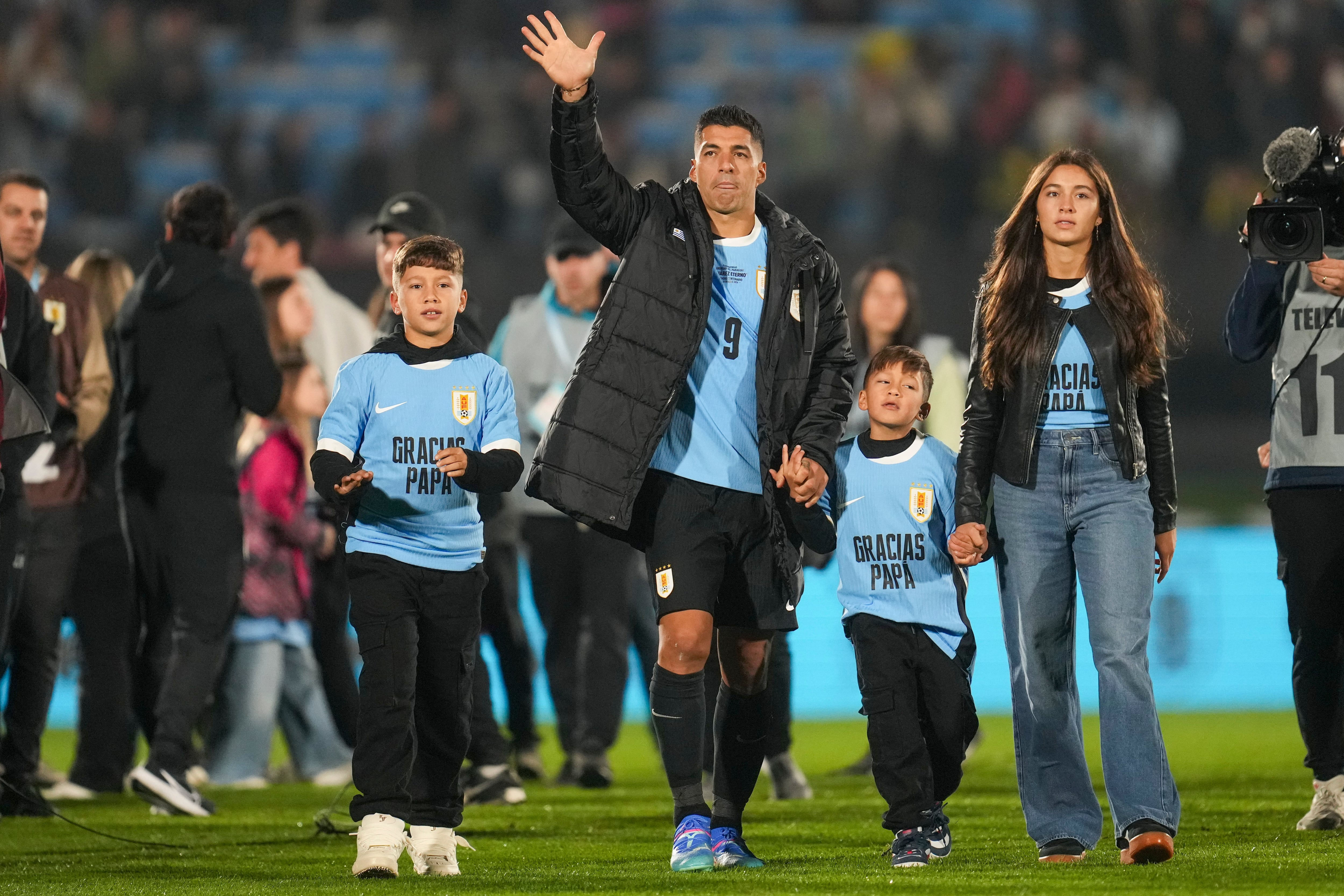 Luis Suárez, en la noche de la despedida de la selección de Uruguay, junto con su familia, el viernes 6 de septiembre de 2024, ante Paraguay, en las eliminatorias