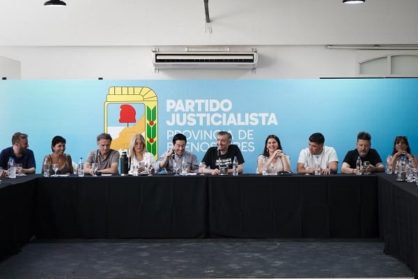 Máximo Kirchner en una reunión al frente del PJ bonaerense