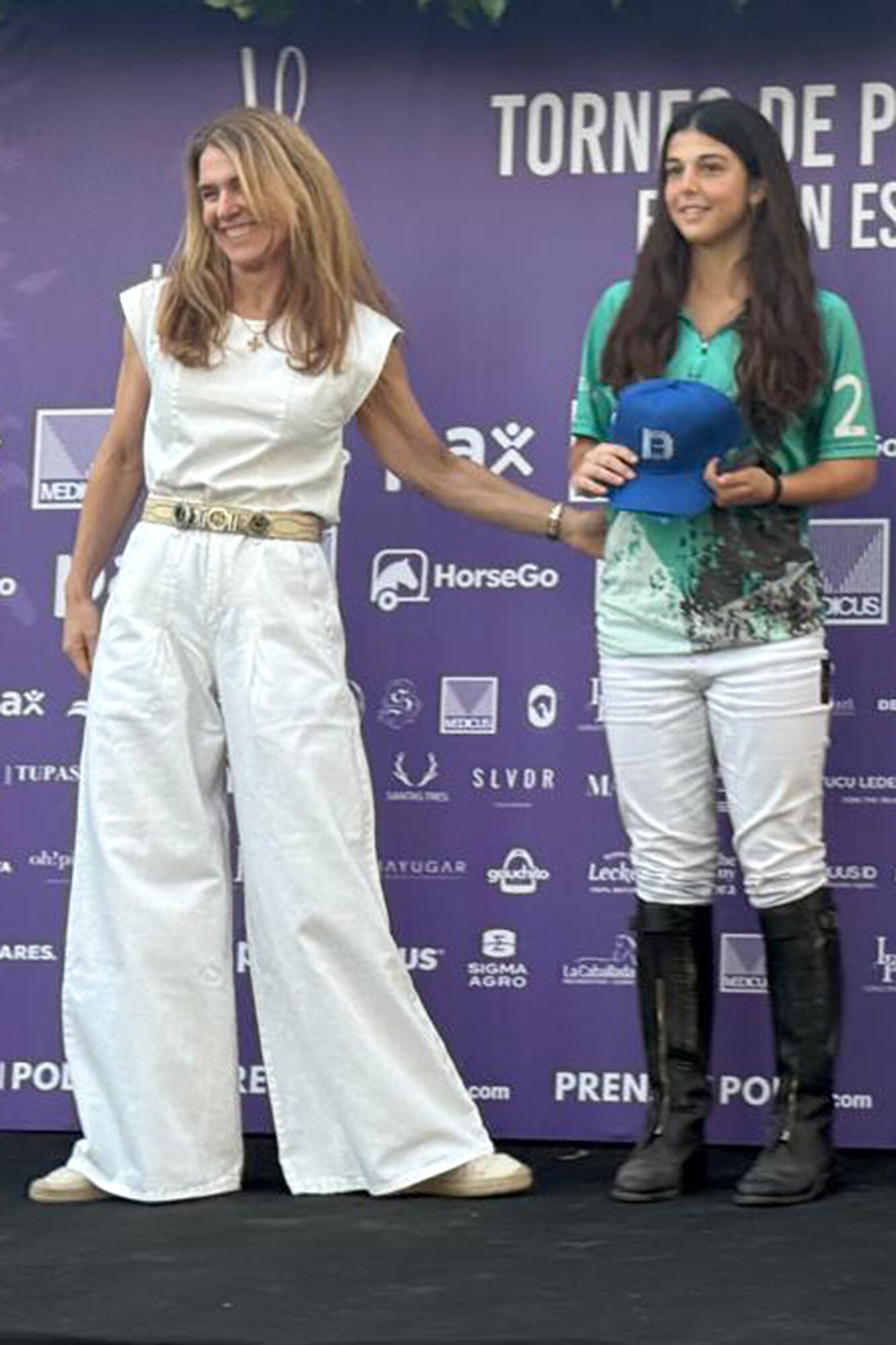Agustina Braun Blaquier -mamá de la organizadora, Luisa Demarchi-, en el podio junto a Eloísa Alba, ganadora del premio Fair Play