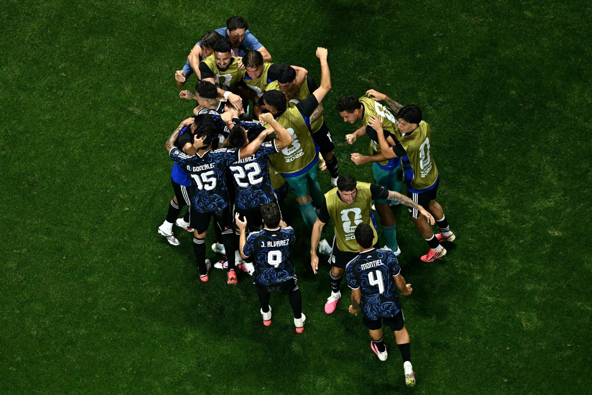 La selección argentina derrotó a Inglaterra en las semifinales e irá por el bicampeonato consecutivo