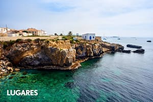 Así es isla más pequeña de España que atrae por su calma, un mar turquesa y playas de arenas finas