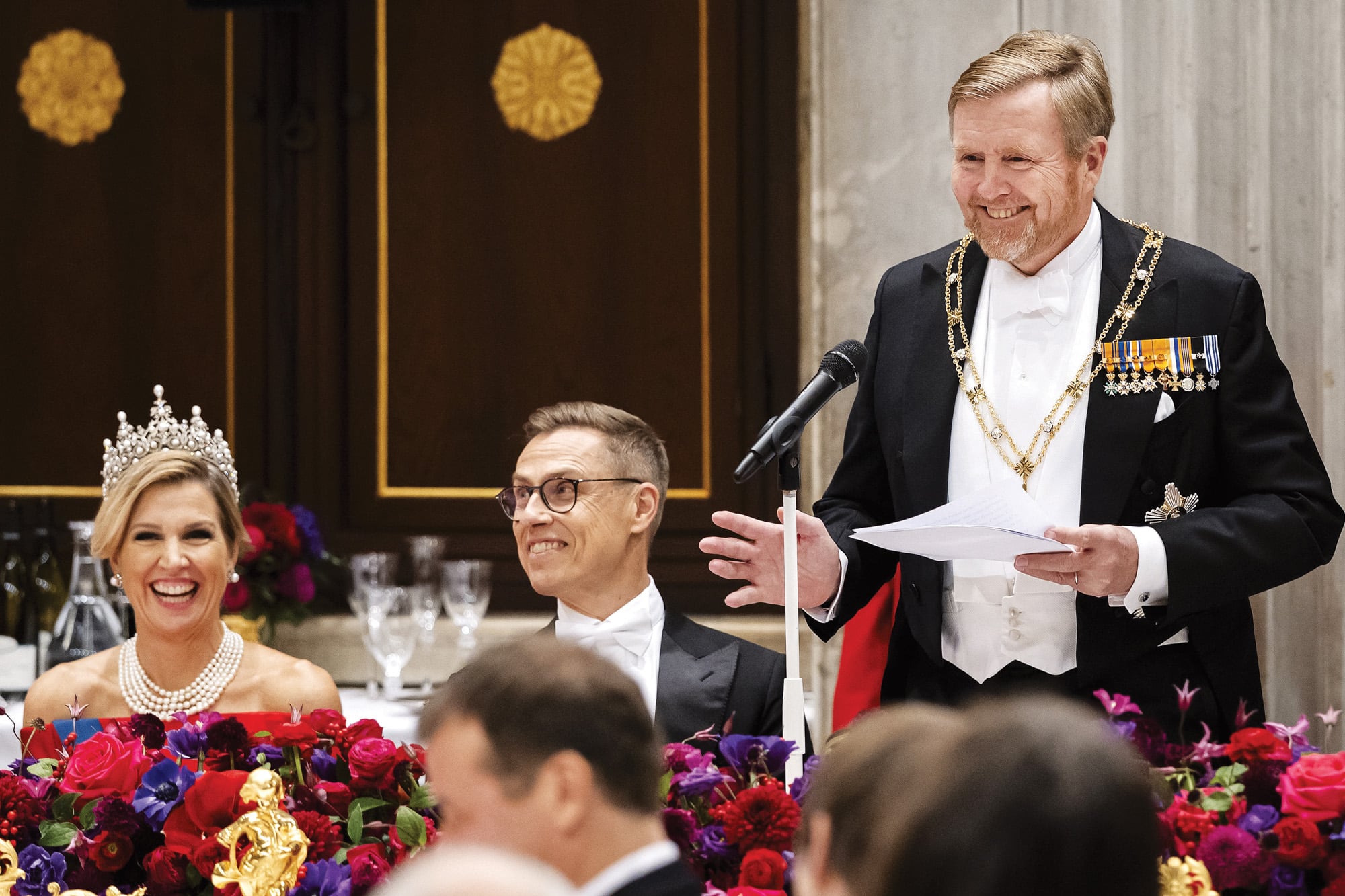 Risas en la mesa principal del Salón de Estado del Palacio Real, cuando Guillermo Alejandro invitó al presidente Stubb a jugar un partido de golf y le sugirió que le permitiera ganar