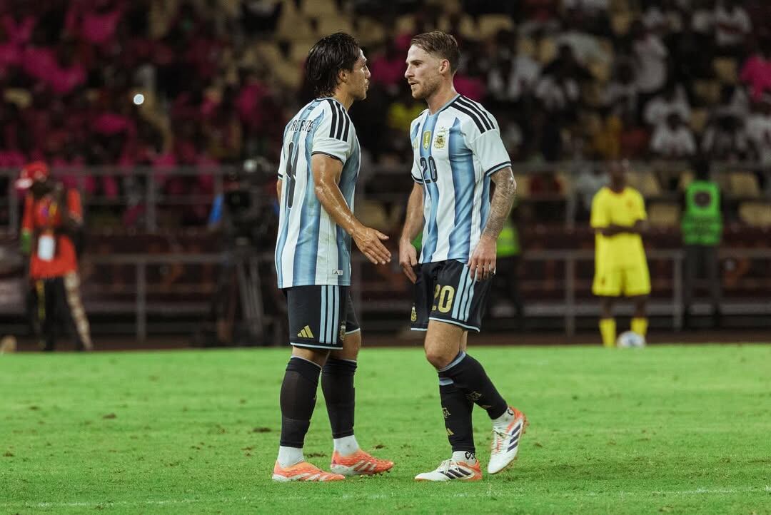 Kevin Mac Allister y su hermano Alexis, durante el amistoso de la selección argentina ante Angola