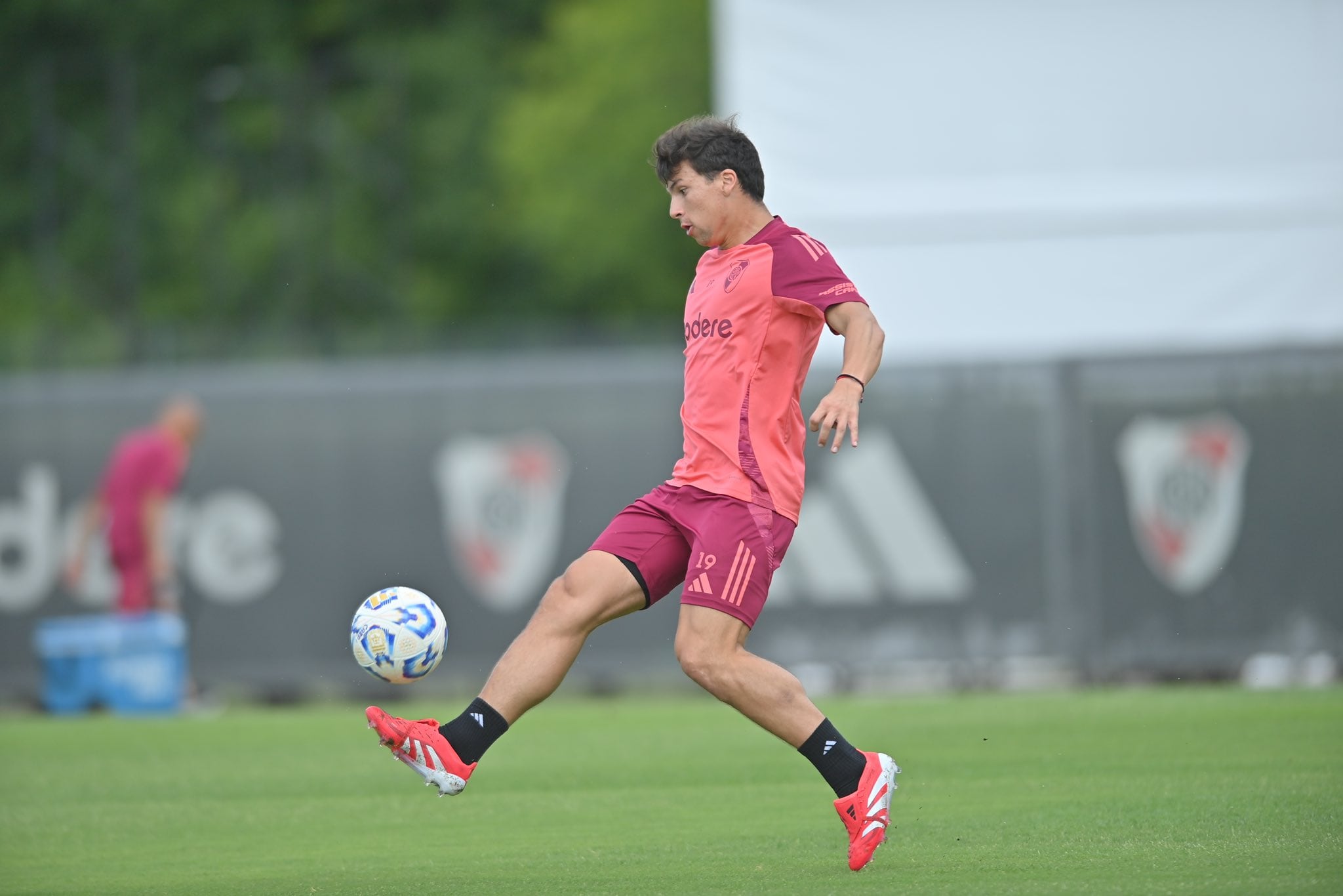 Gonzalo Tapia, en un entrenamiento de River; el delantero chileno busca la mejor adaptación al fútbol argentino