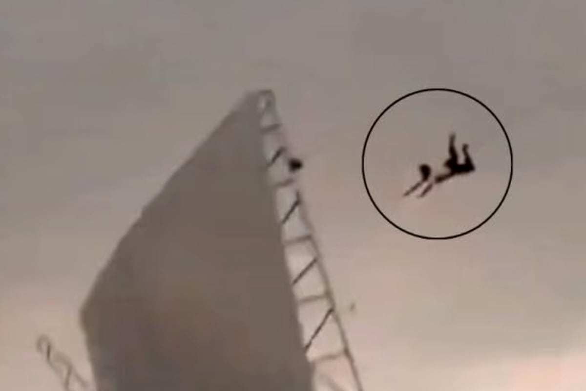 El momento en que un hombre sale volando durante un fuerte temporal en India