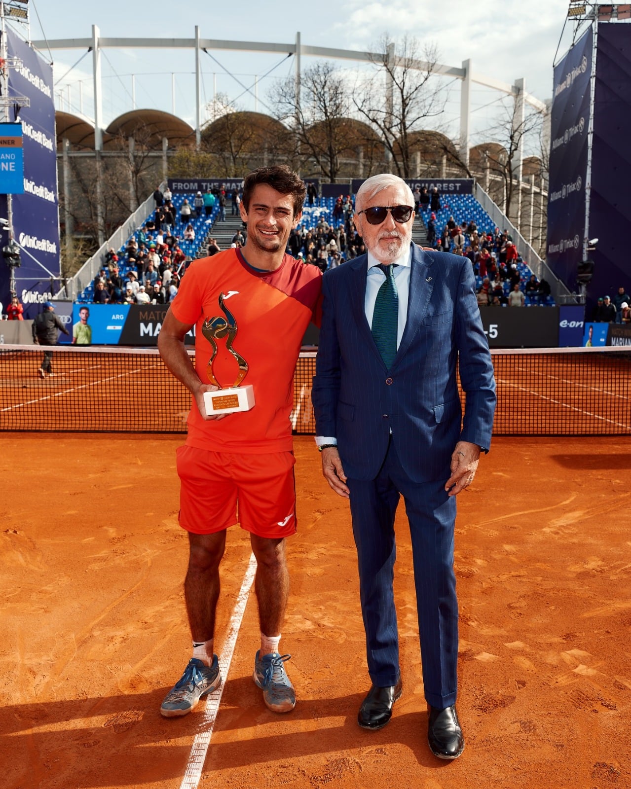 Mariano Navone, junto con la leyenda rumana Illie Nastase, que le entregó el trofeo de jugador