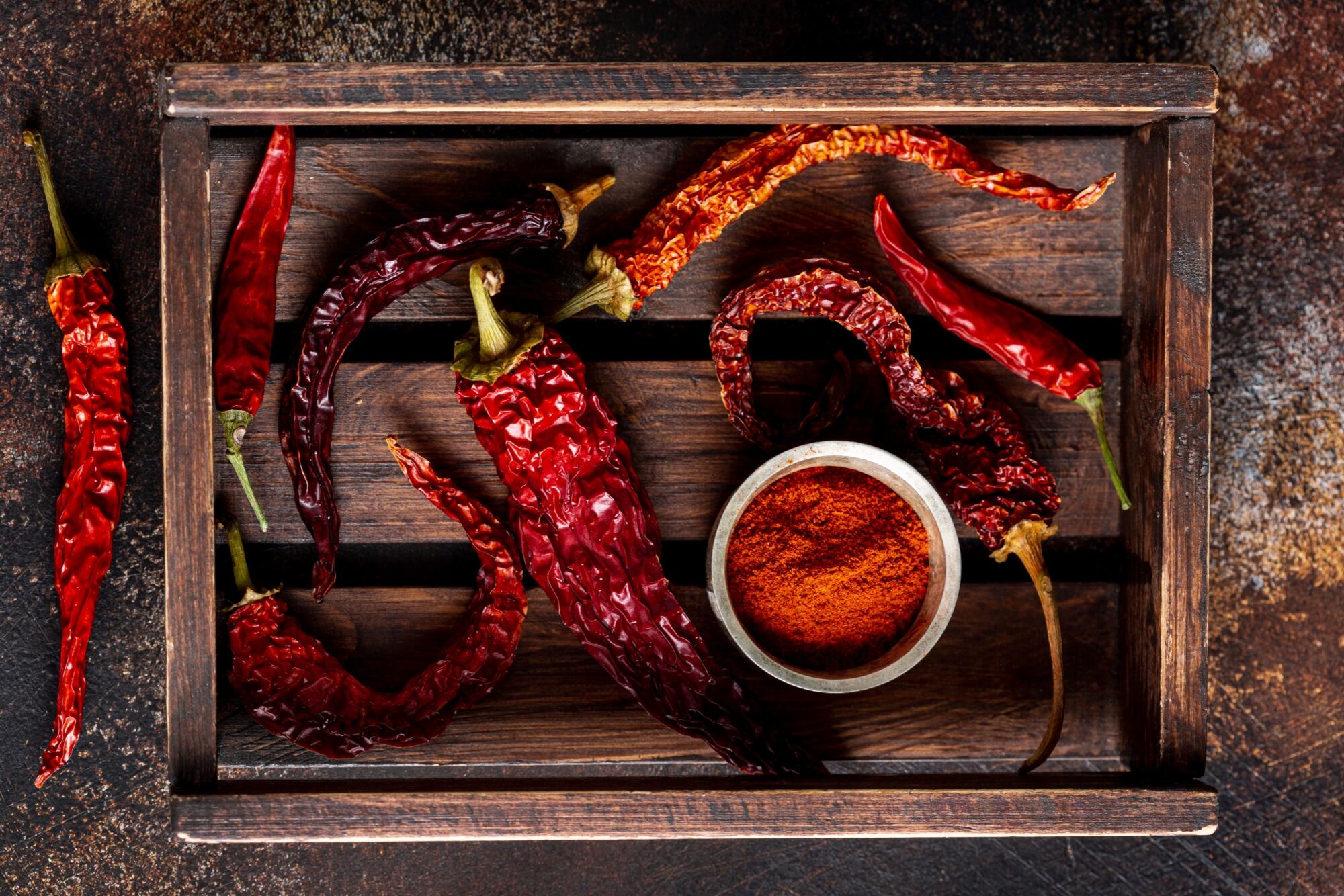 La preparación de la birria incluye una mezcla de chiles secos y condimentos