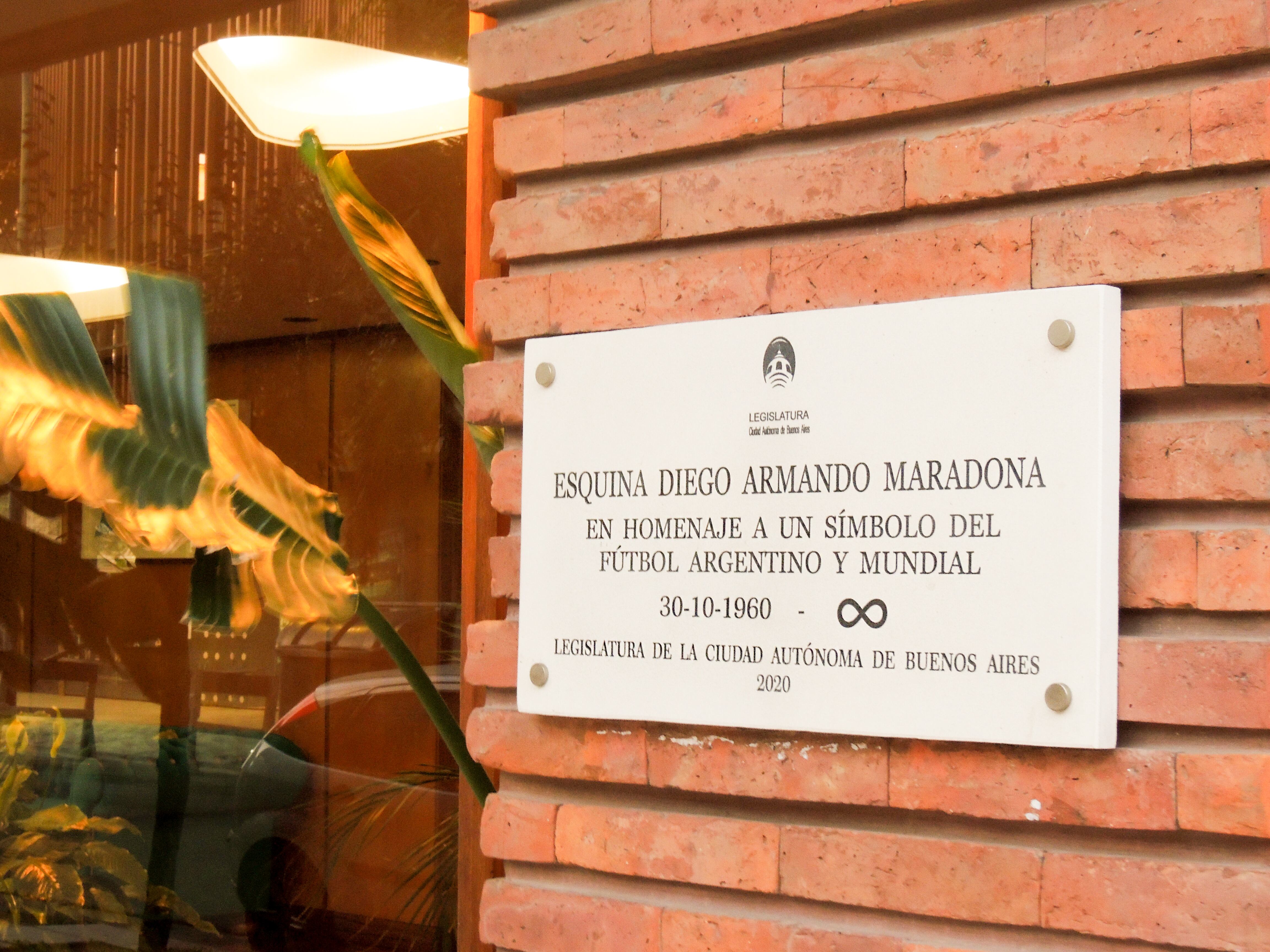 La placa que homenajea a Diego Maradona en el barrio donde vivió.