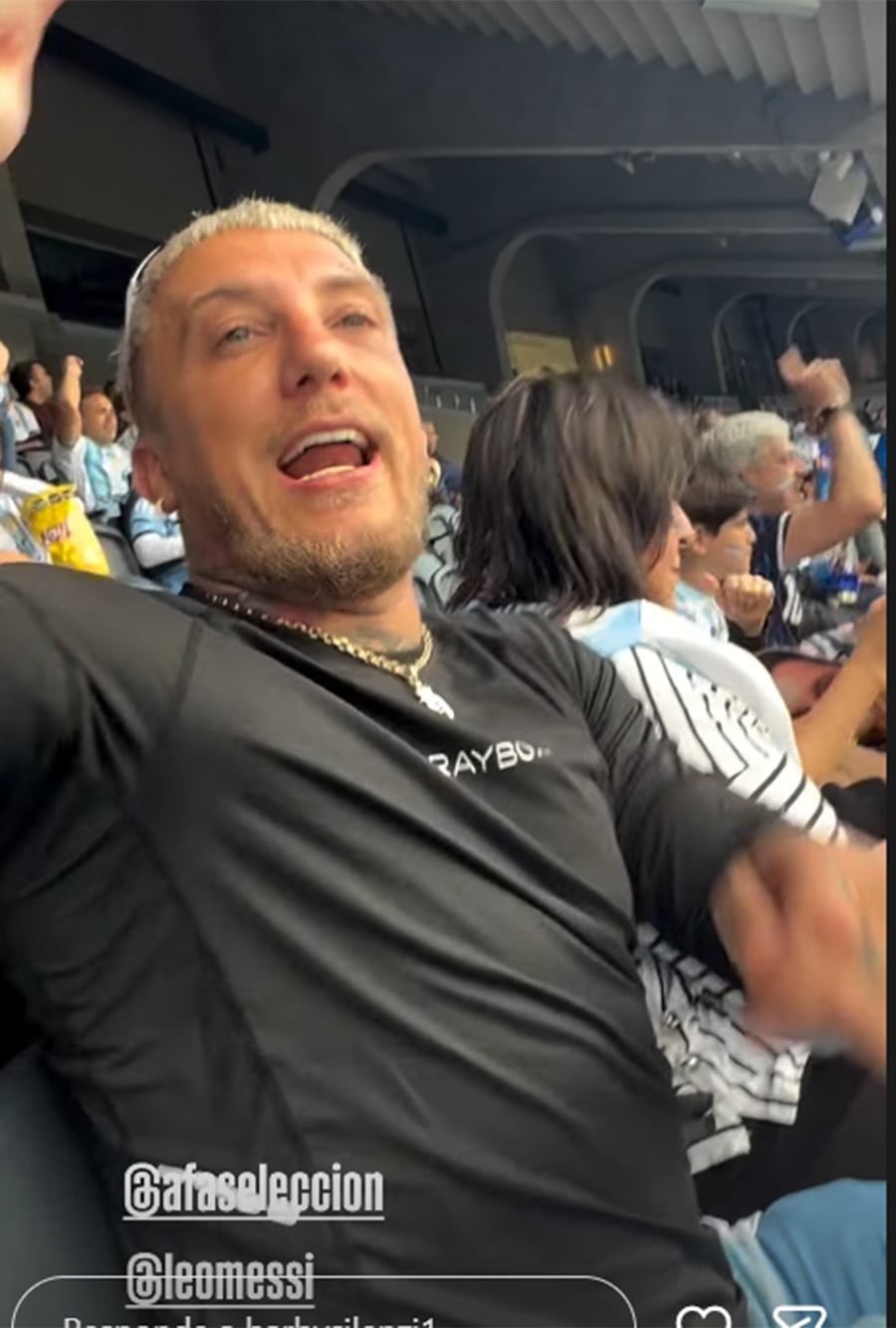 El Polaco, alentando a Messi, en el Monumental